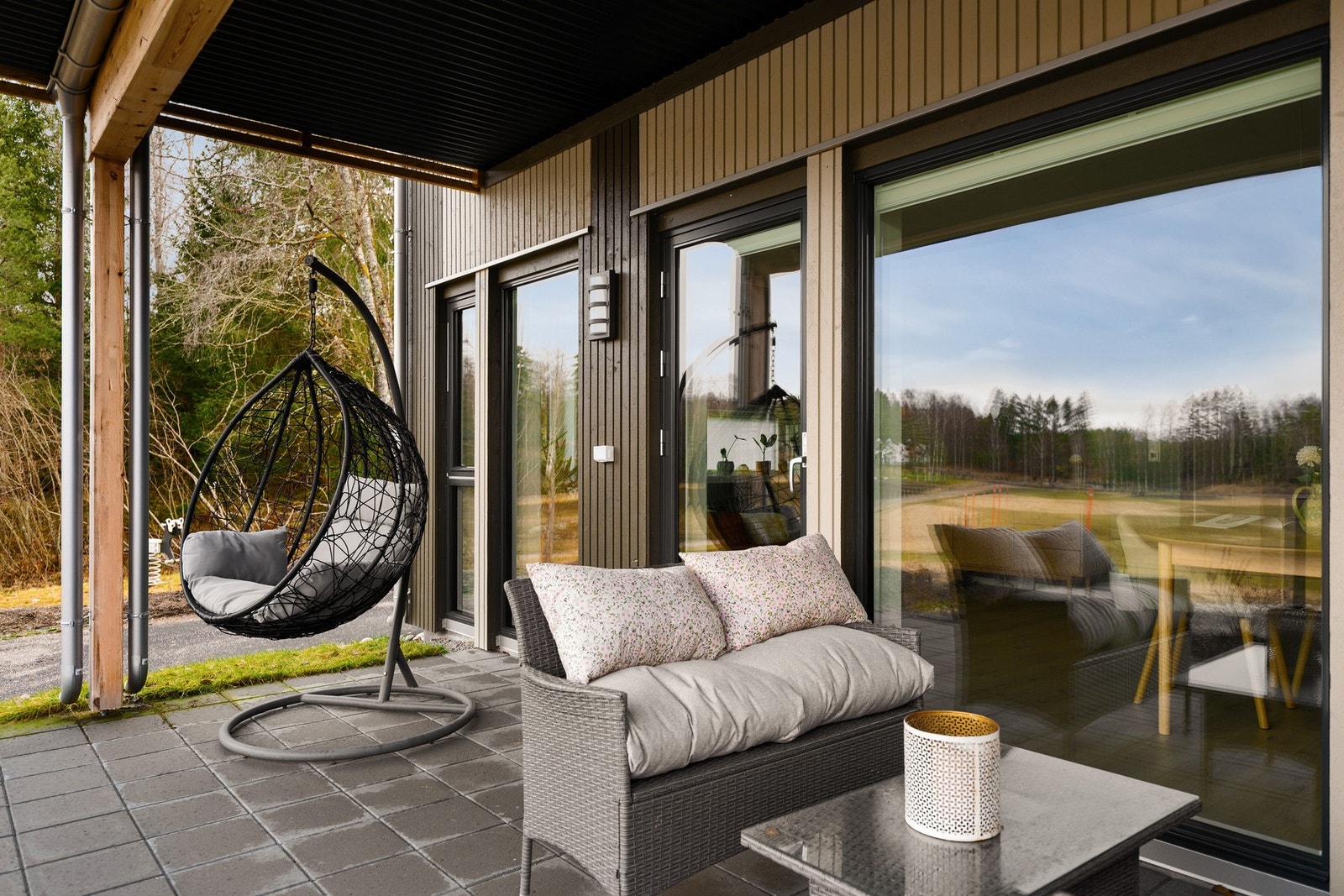 Lun og overbygd uteplass. Galleribilde