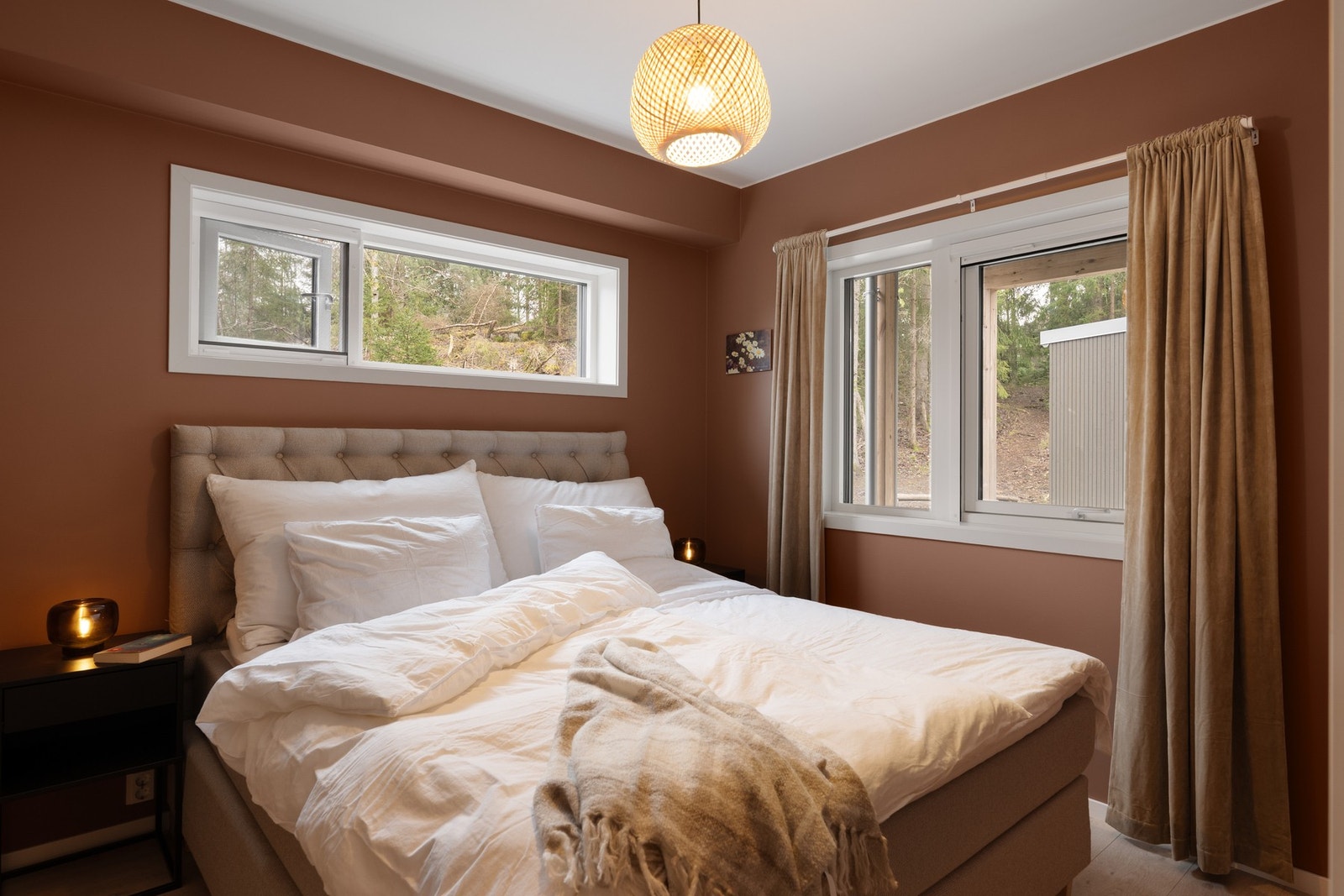 Delikat og romslig hovedsoverom som har rikelig med plass til en stor garderobe. Galleribilde