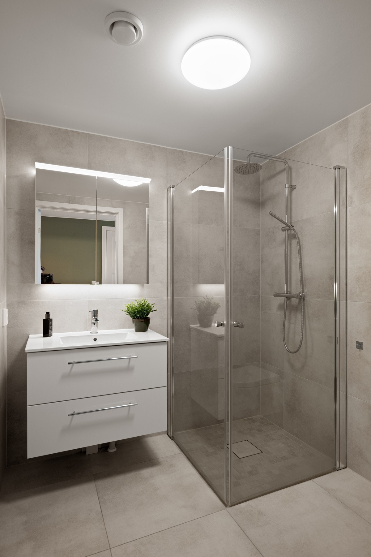 Dusjsonen blir ekstra elegant med mosaikkfliser på gulvet. Galleribilde