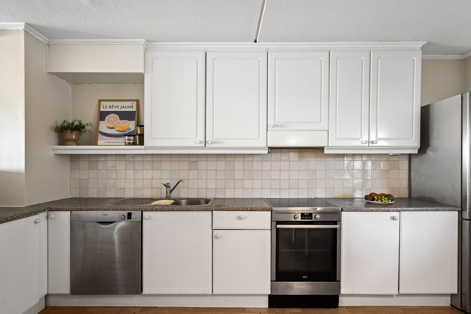 Det er rikelig med skap- og benkeplass for oppbevaring og matlaging. Galleribilde