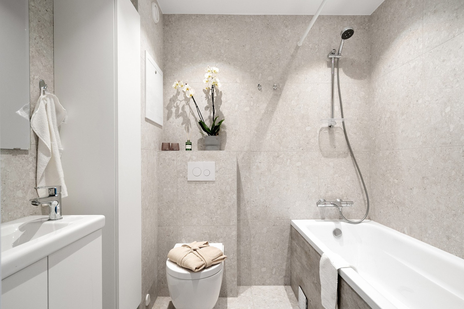 I underetasjen venter et lekkert bad fra 2021. Galleribilde