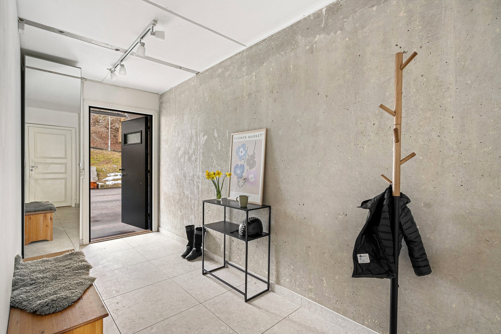 Stor og luftig entré med god plass til oppheng av yttertøy. Galleribilde