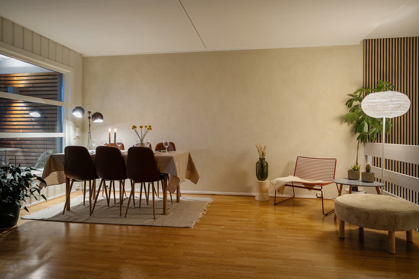 Stuen er lys og luftig med gode møbleringsmuligheter. Galleribilde