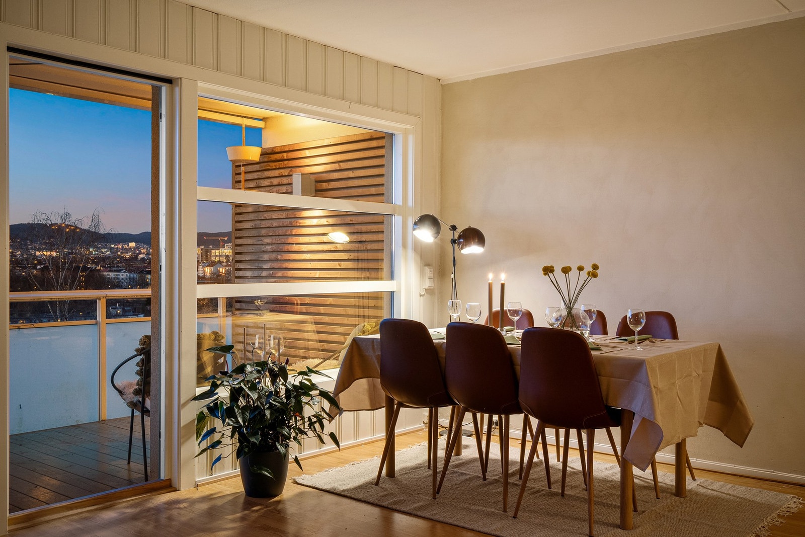 De store vindusflatene gir godt med naturlig lysinnslipp kombinert med en nydelig utsikt. Galleribilde