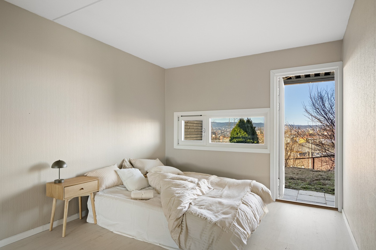 Hovedsoverom med utgang til markterasse. Galleribilde