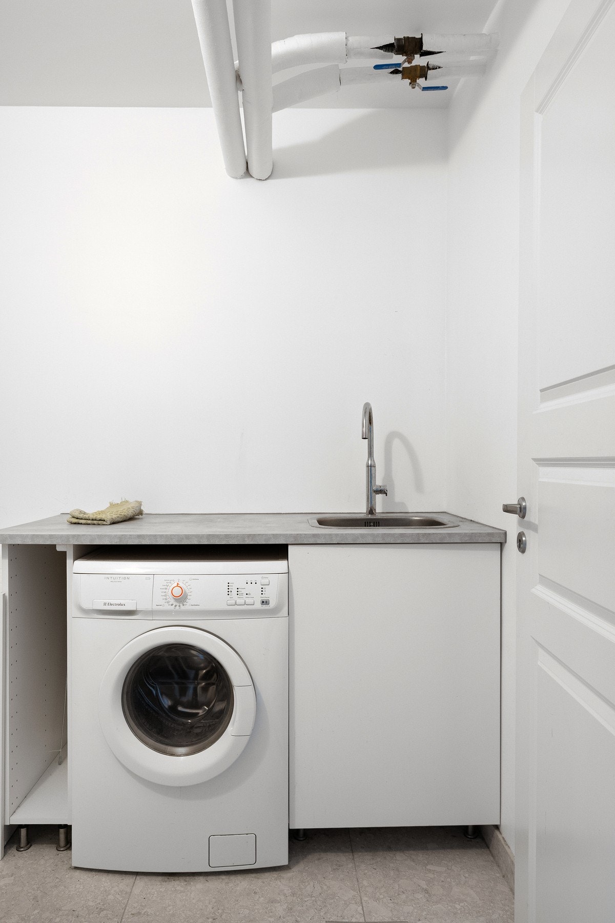 Det er opplegg for vaskemaskin i tilhørende benkeskap. Galleribilde