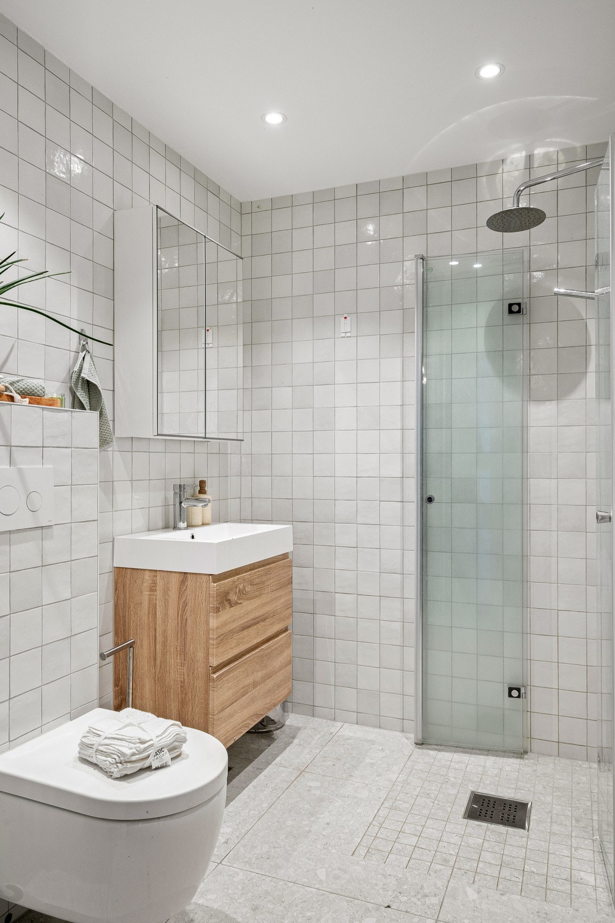 Badet fremstår delikat og innbydende med downlights i himling. Galleribilde