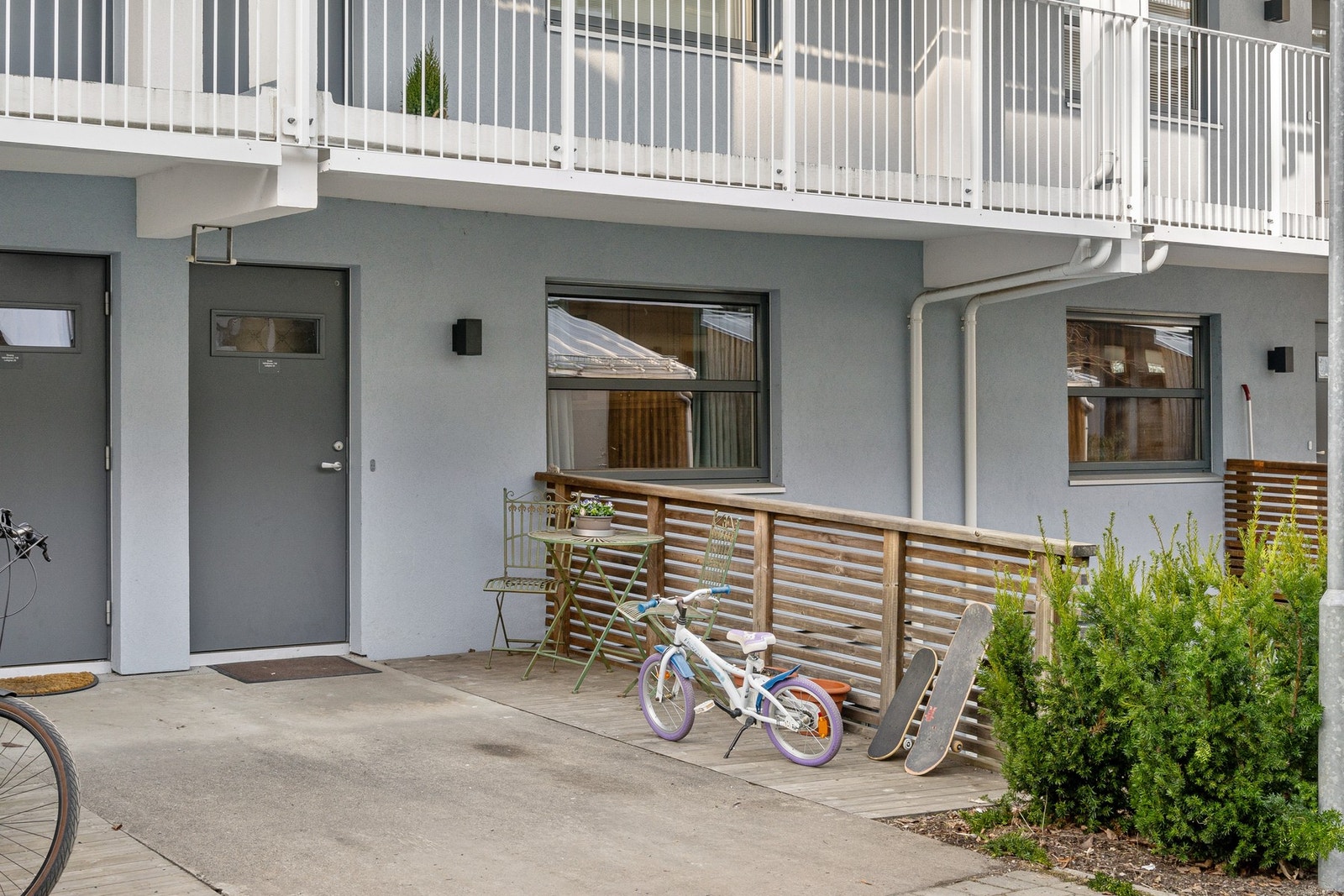 Eget inngangsparti med plass til et hyggelig cafésett. Galleribilde