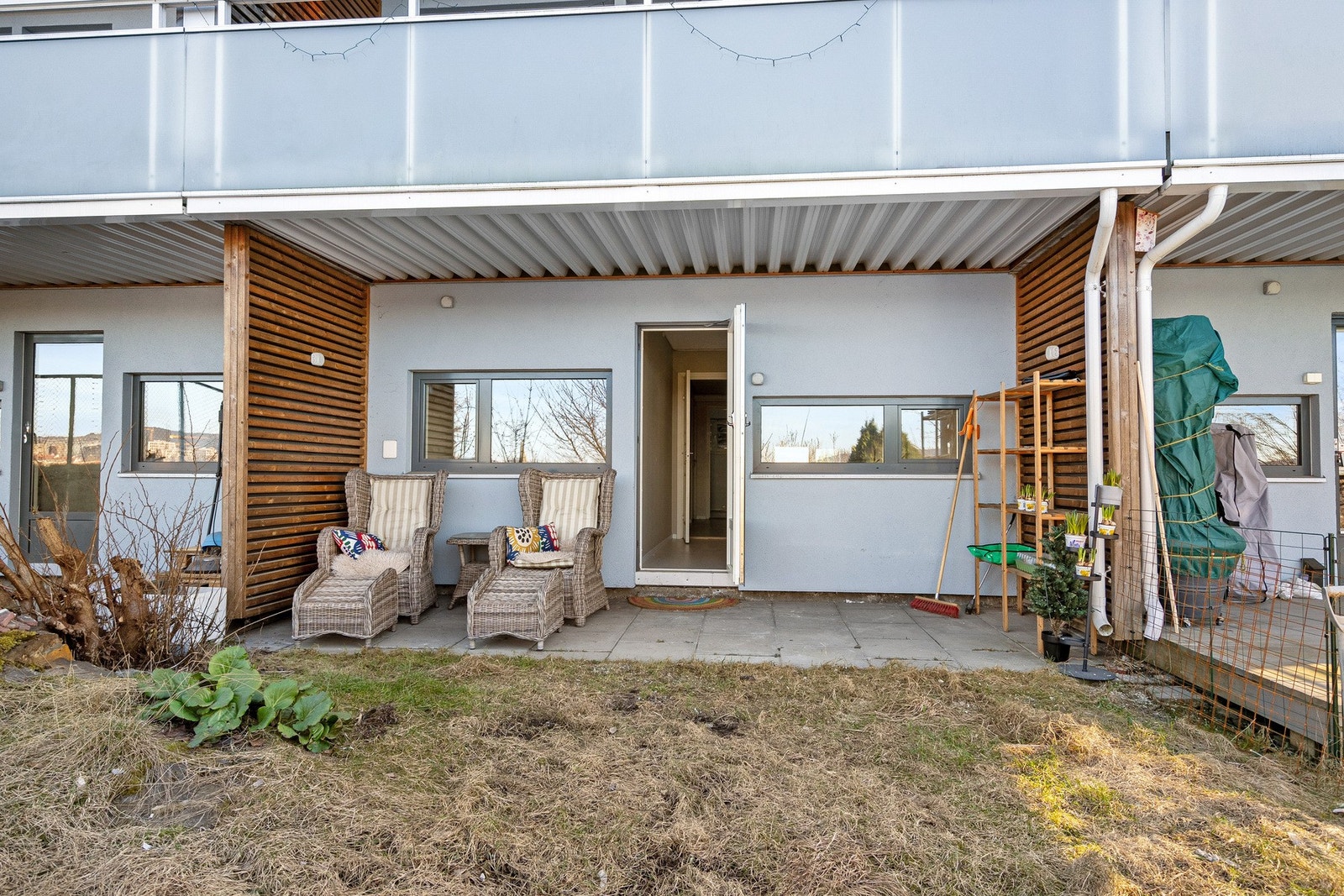 Overbygget markterrasse på 10 kvm med videre adkomst til hage. Galleribilde