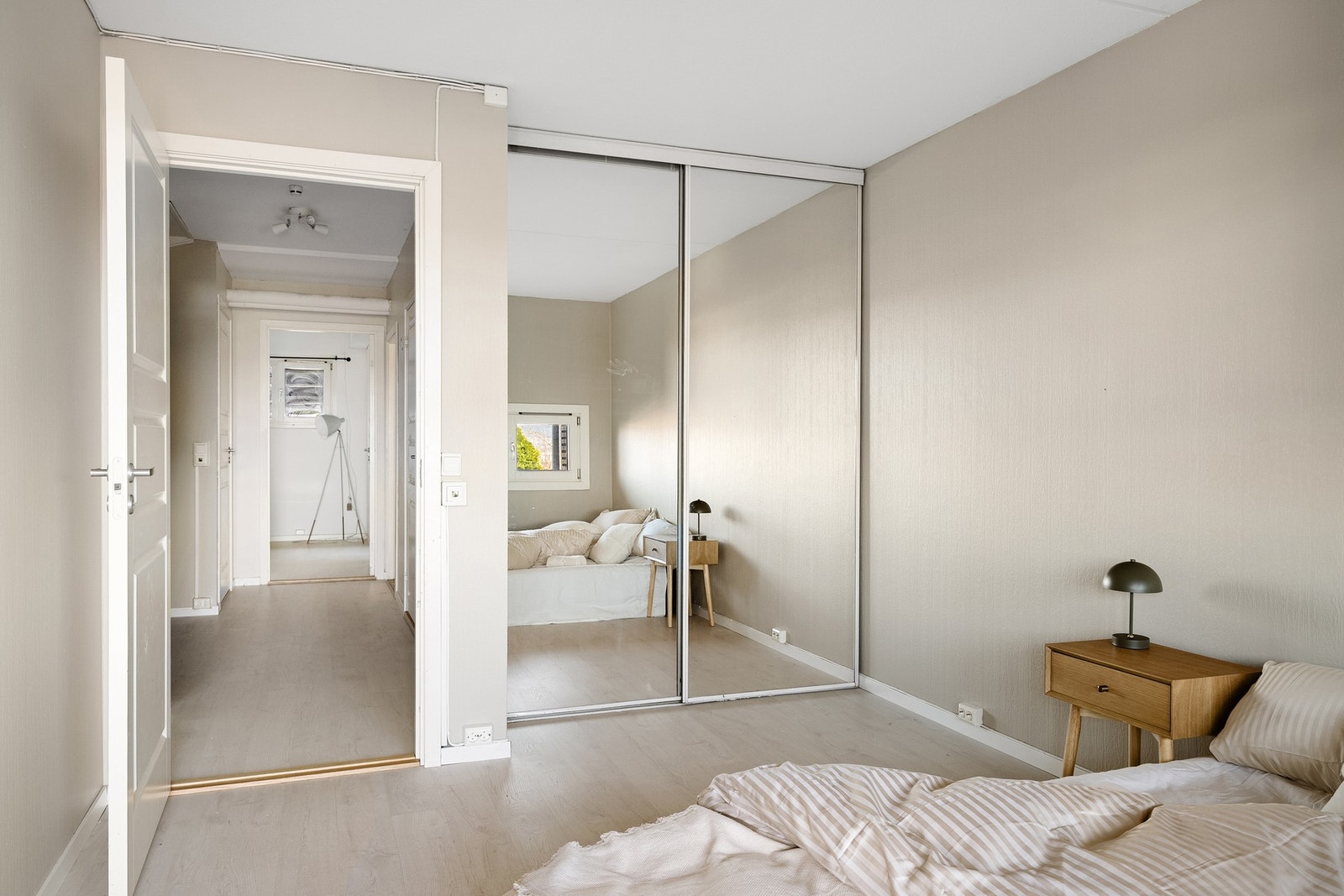 Rommet er innredet med en skyvedørsgarderobe. Galleribilde