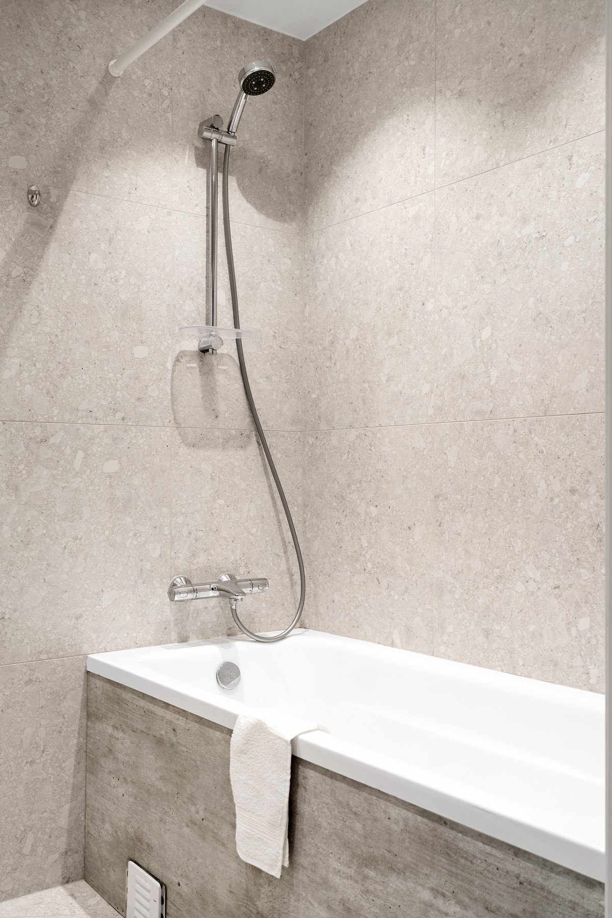 Badet er i tillegg utstyrt med et komfortabelt badekar med dusjløsning - perfekt for både avslapping og hverdagsbruk. Galleribilde