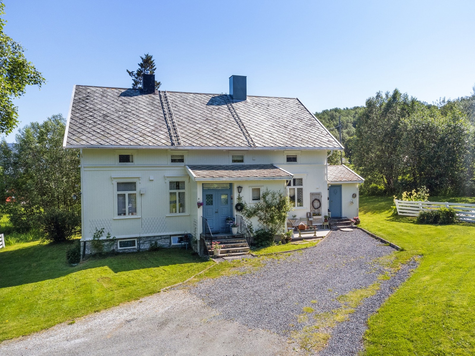 Vi er stolte av å presentere denne romslige boligen, en perle fra 1900-tallet som har bevart sitt unike og sjarmerende særpreg gjennom generasjoner Galleribilde