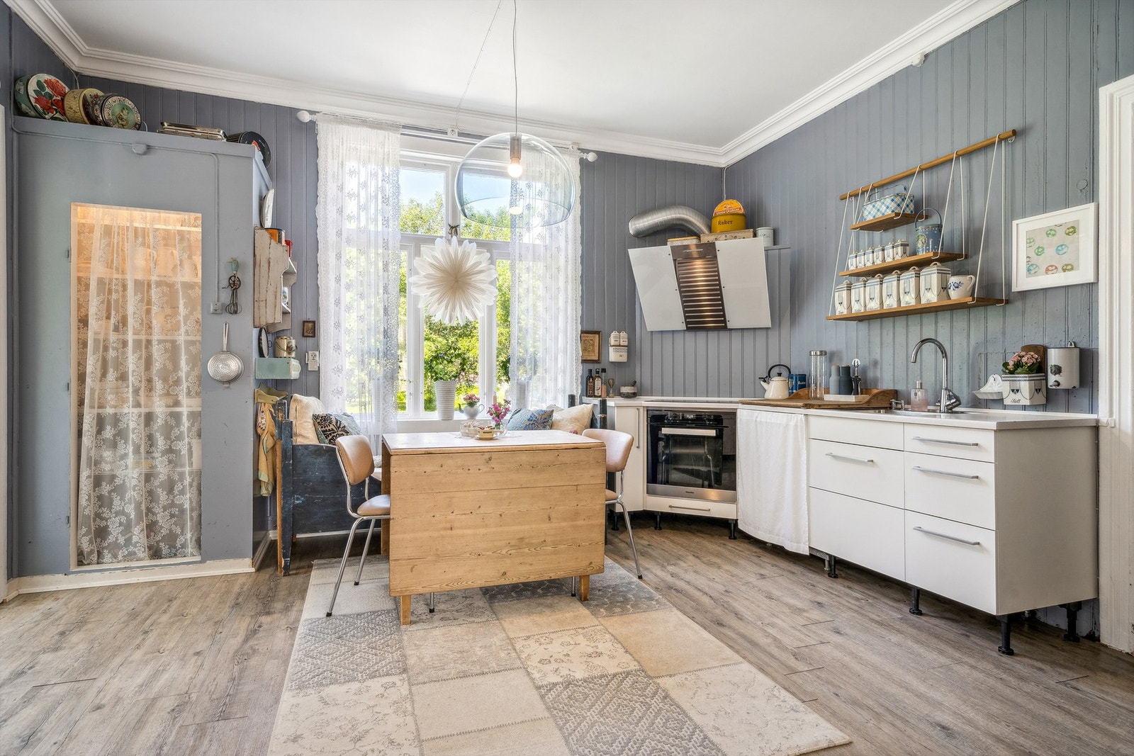 Plass til kjøleskap i det ene hjørnet. Det er laminat på gulvet og malt panel på vegger. Galleribilde