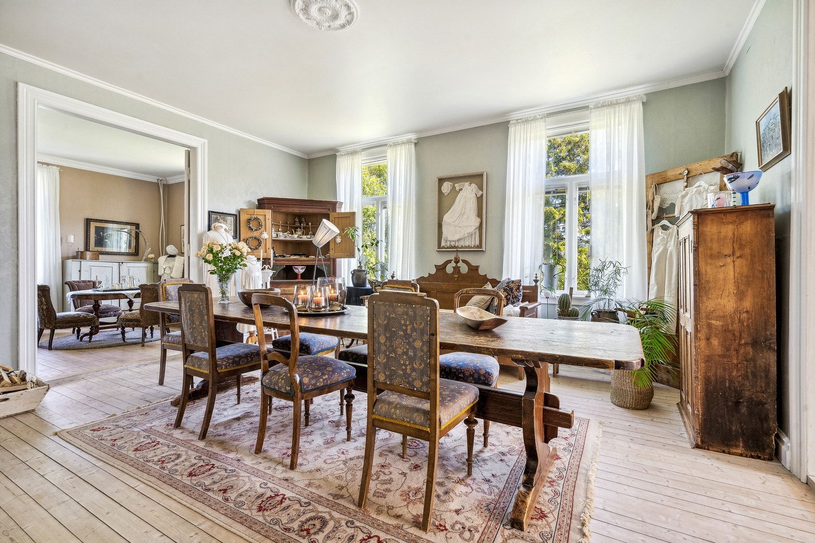 Boligen byr på sjenerøse og romslige oppholdsrom, perfekte for både familieliv og sosiale sammenkomster. Galleribilde