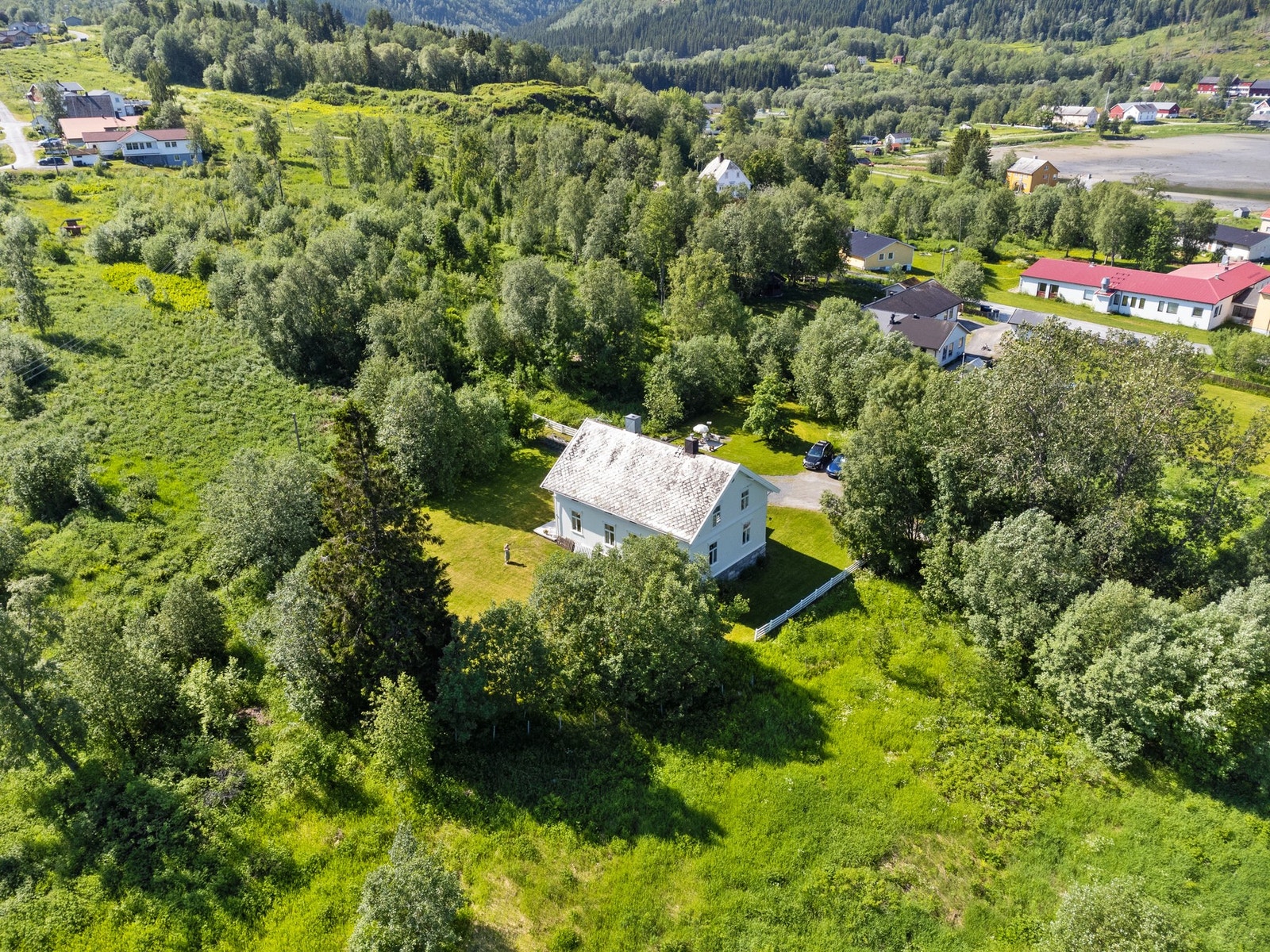 Dette historiske hjemmet, tidligere benyttet som prestebolig, er nå klart til å ønske nye beboere velkommen med åpne armer. Galleribilde
