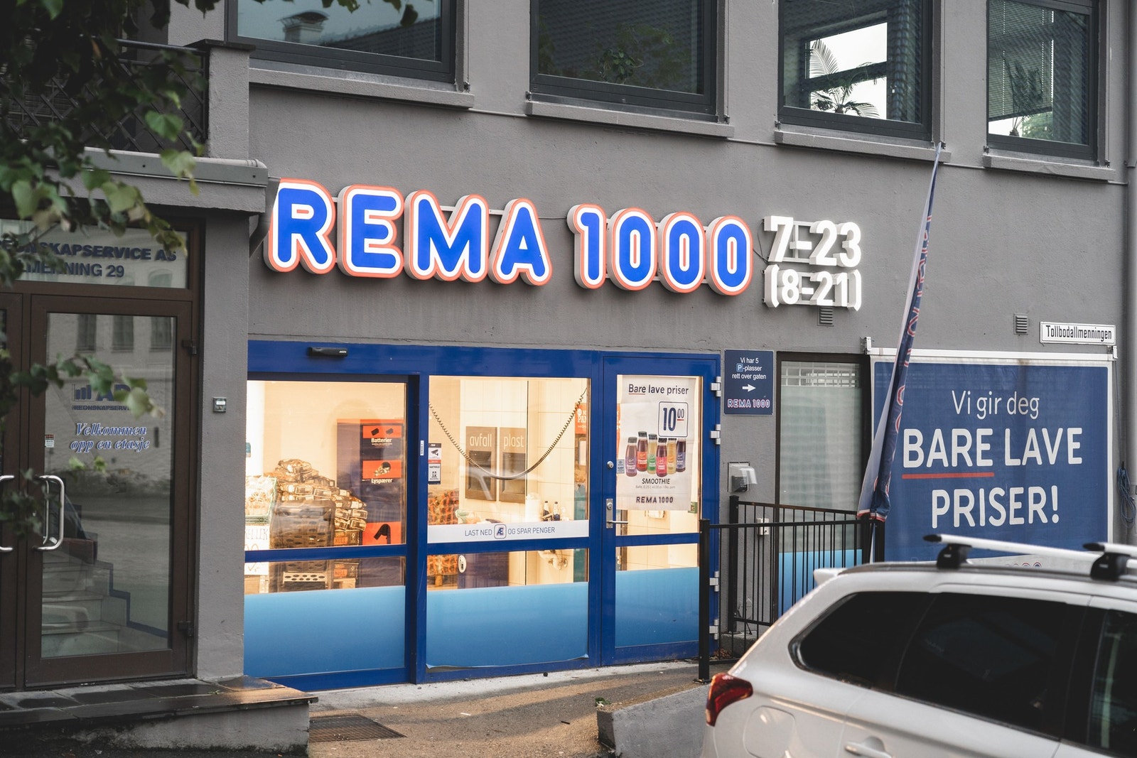 Rema 1000 tollboden rett utenfor. Galleribilde