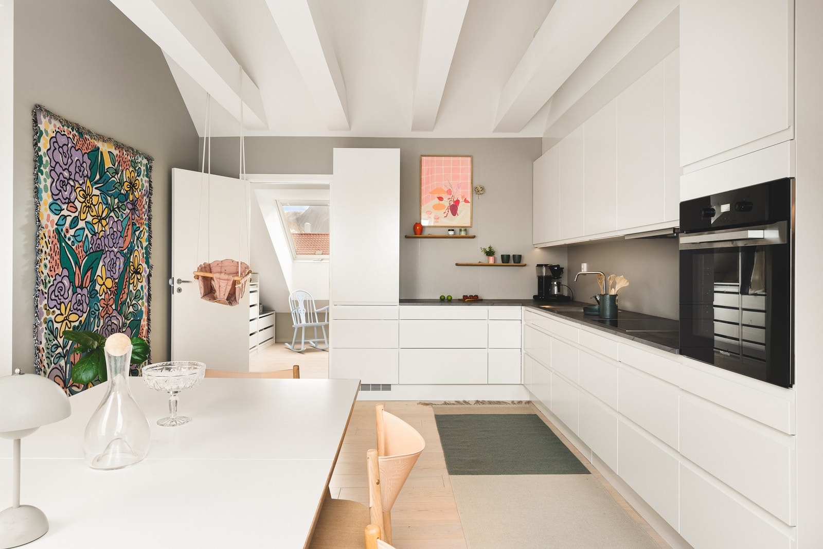 Det er fantastisk god skap- og benkeplass og alt ligger til rette for å stelle i stand de herligste måltider. Størrelsen på sonen gjør det lett å møblere med stort spisebord. Galleribilde