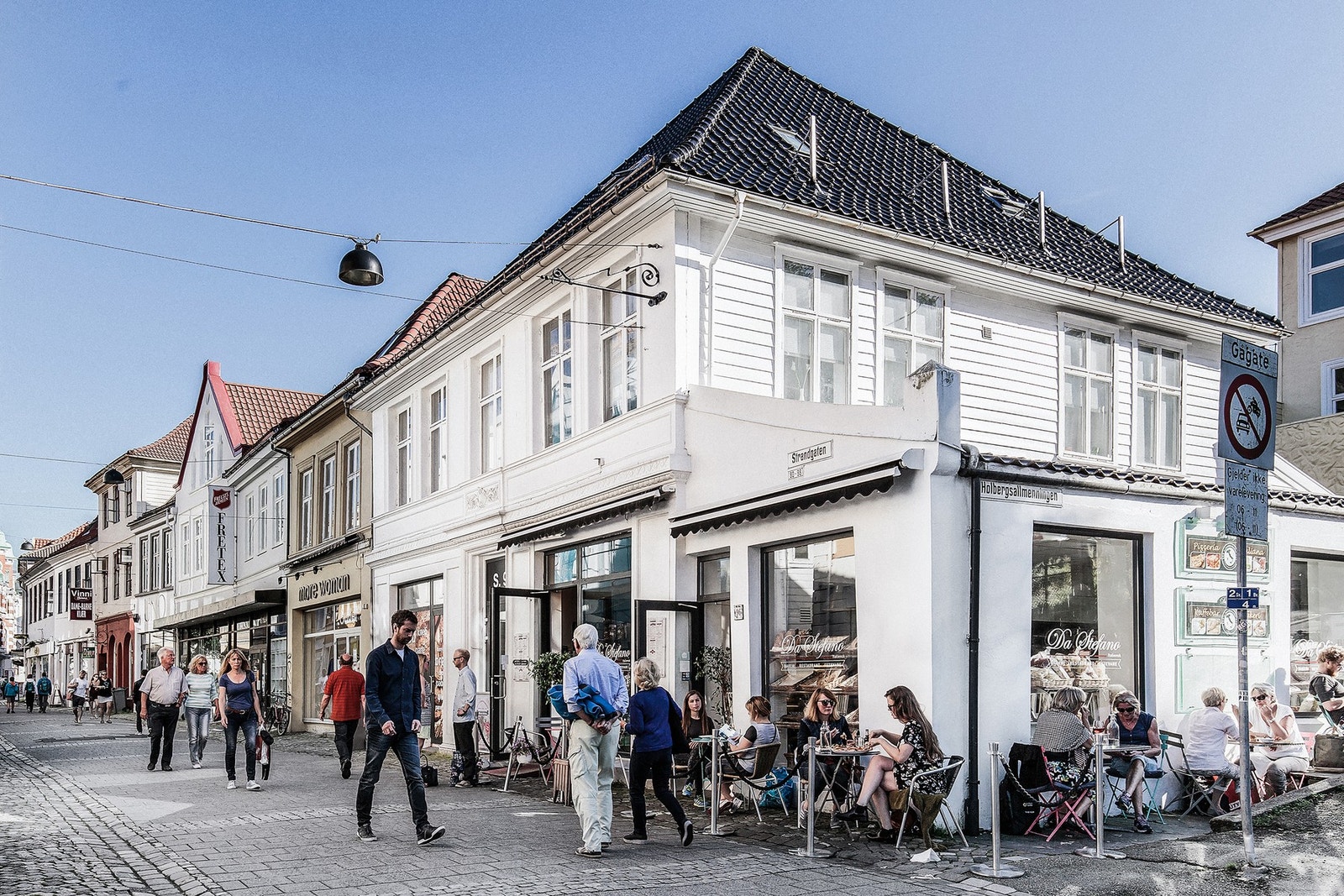 Flere koselige spisesteder og kafeer i gågaten. Galleribilde