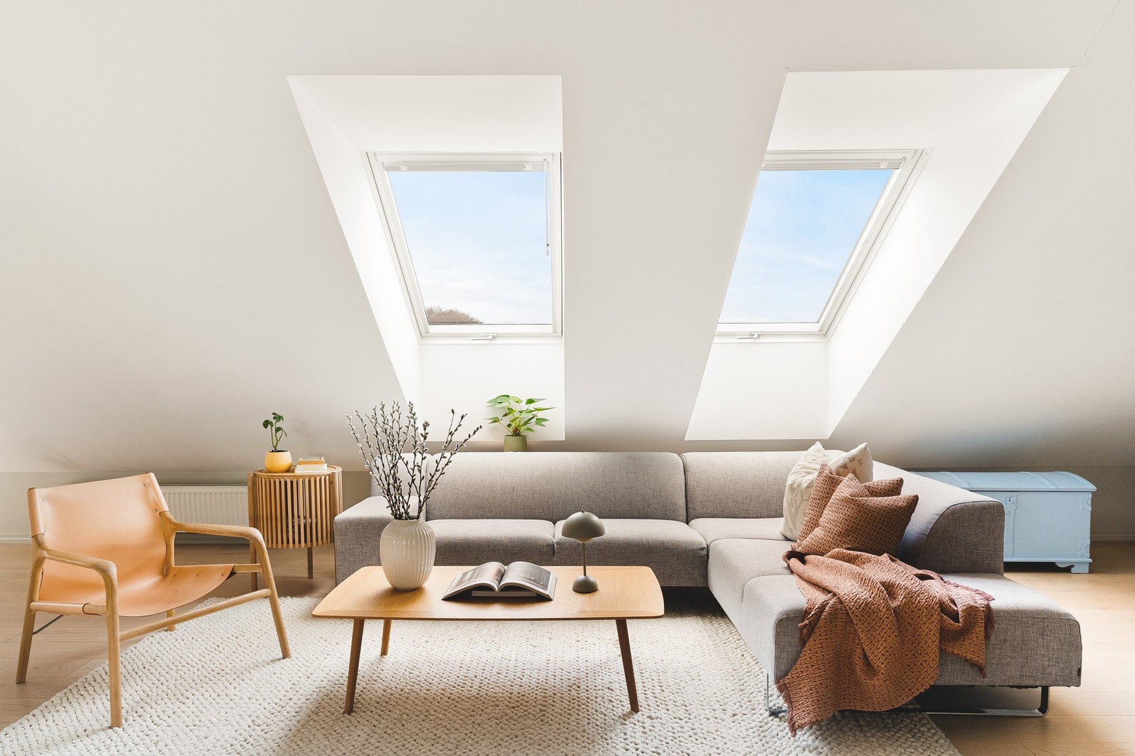 På gulvet finner du en flott 1-stavs eikeparkett som er gjennomgående for leiligheten foruten bad. Galleribilde