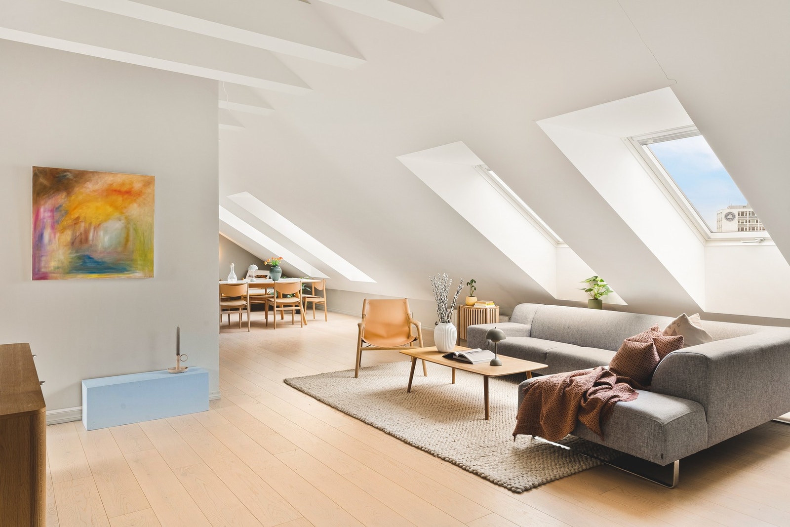 En strøken leilighet med store vindusflater og en nydelig takhøyde. Galleribilde