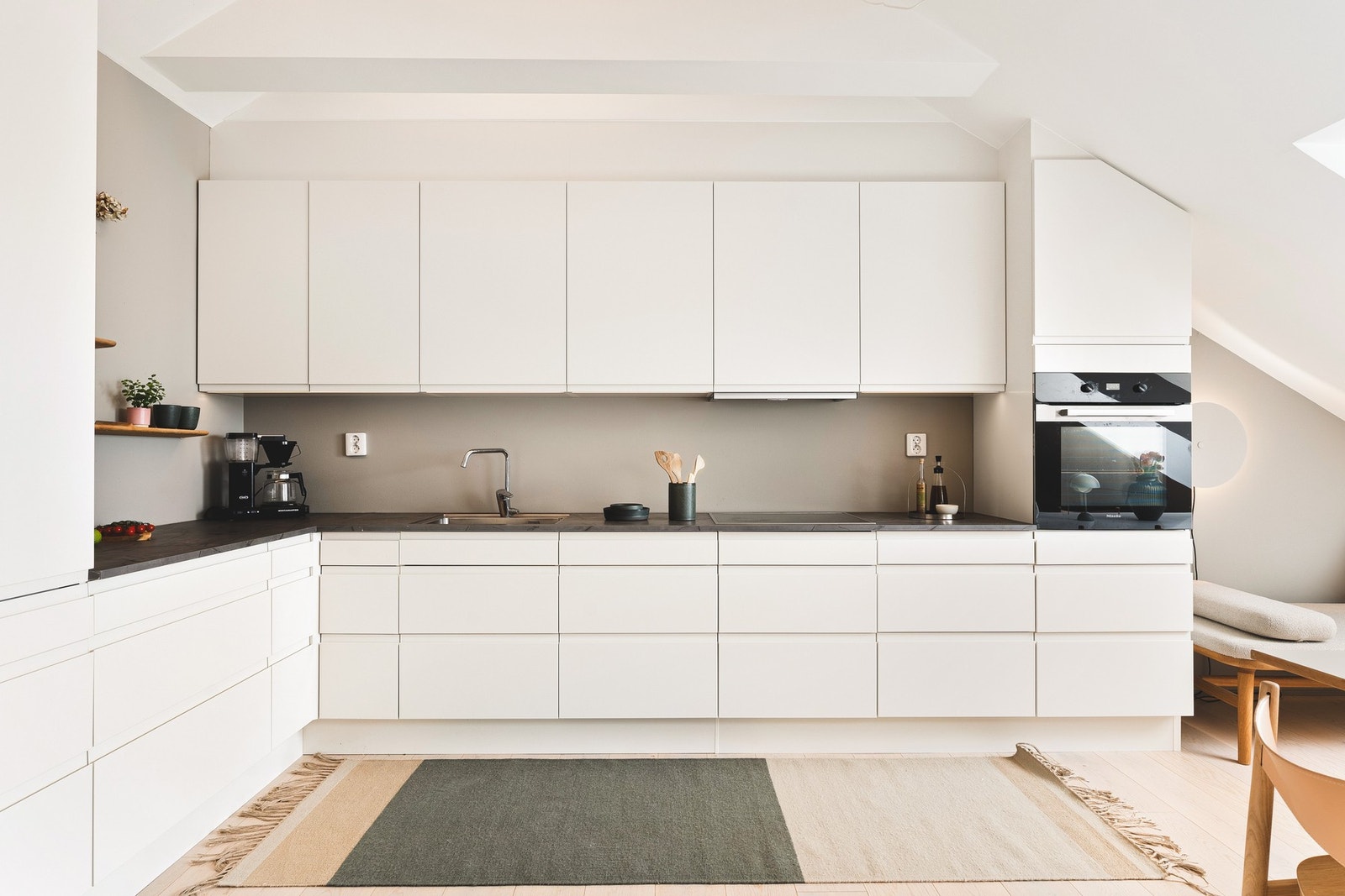 Kjøkkeninnredningen er fra kvalitetsleverandøren HTH og alle hvitevarene fra kvalitetsleverandøren Miele. Galleribilde