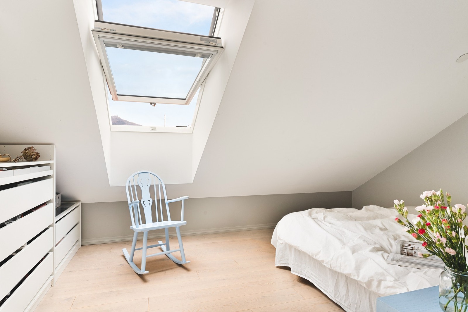 Her er det god plass til å innrede med både dobbeltseng og kommoder til oppbevaring. Veggene er malt med en tidsriktig fargetone som blir komplimentert av det naturlige dagslyset. Galleribilde