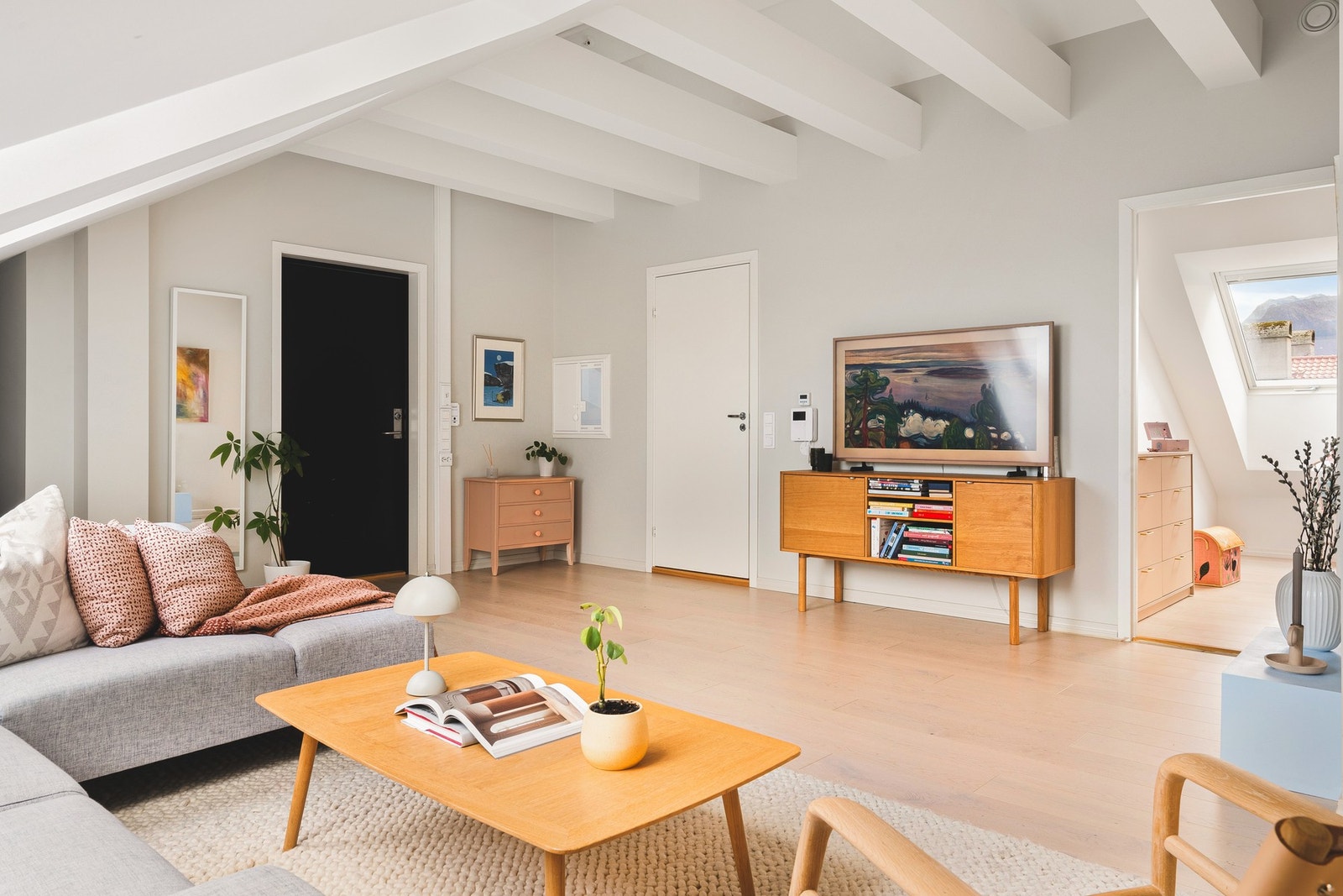 Det er god plass til å innrede med både sofa- og spisegruppe. Galleribilde