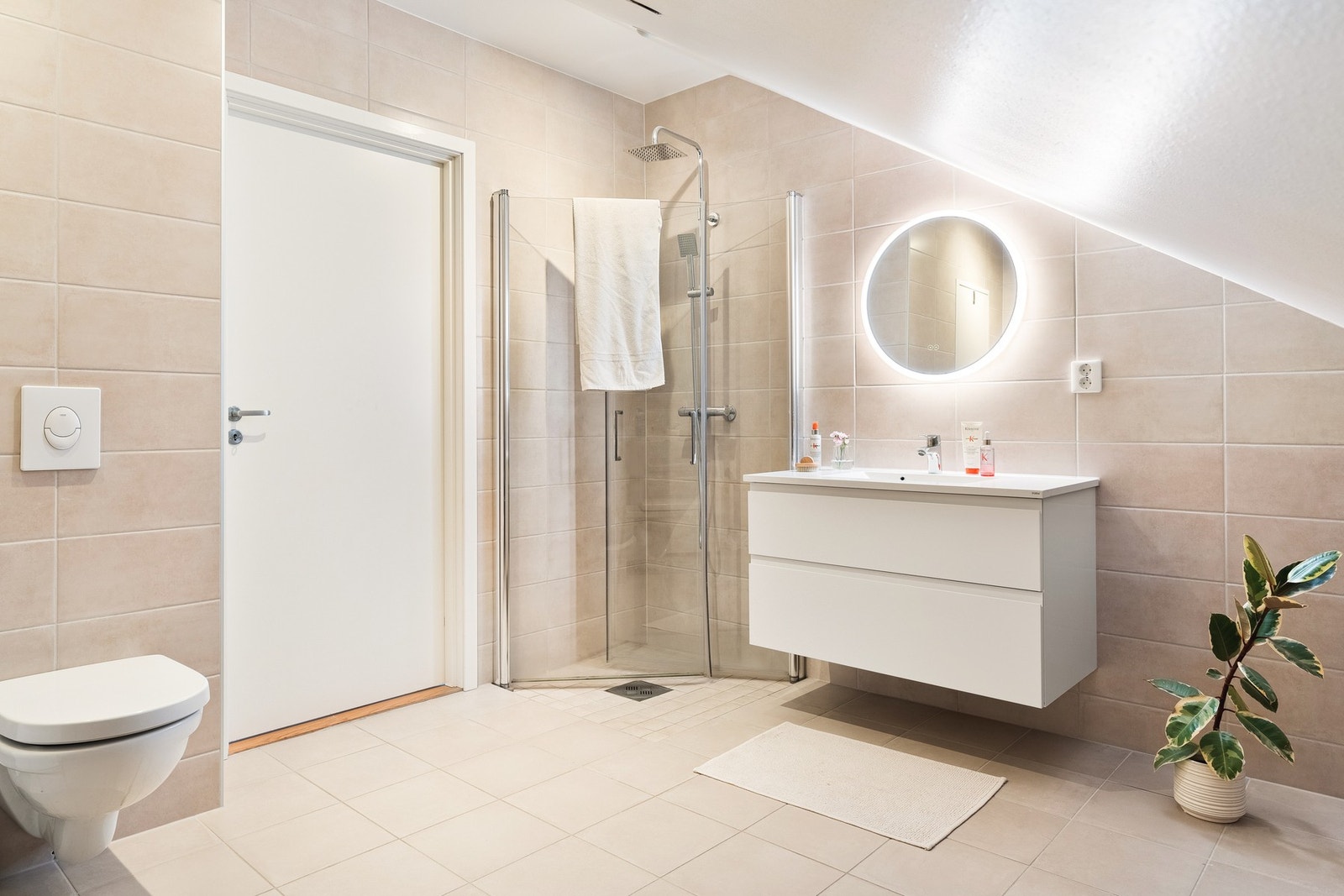 Badet fremstår moderne og tidsriktig og er på 7kvm(13,2kvm gulvareal). Galleribilde