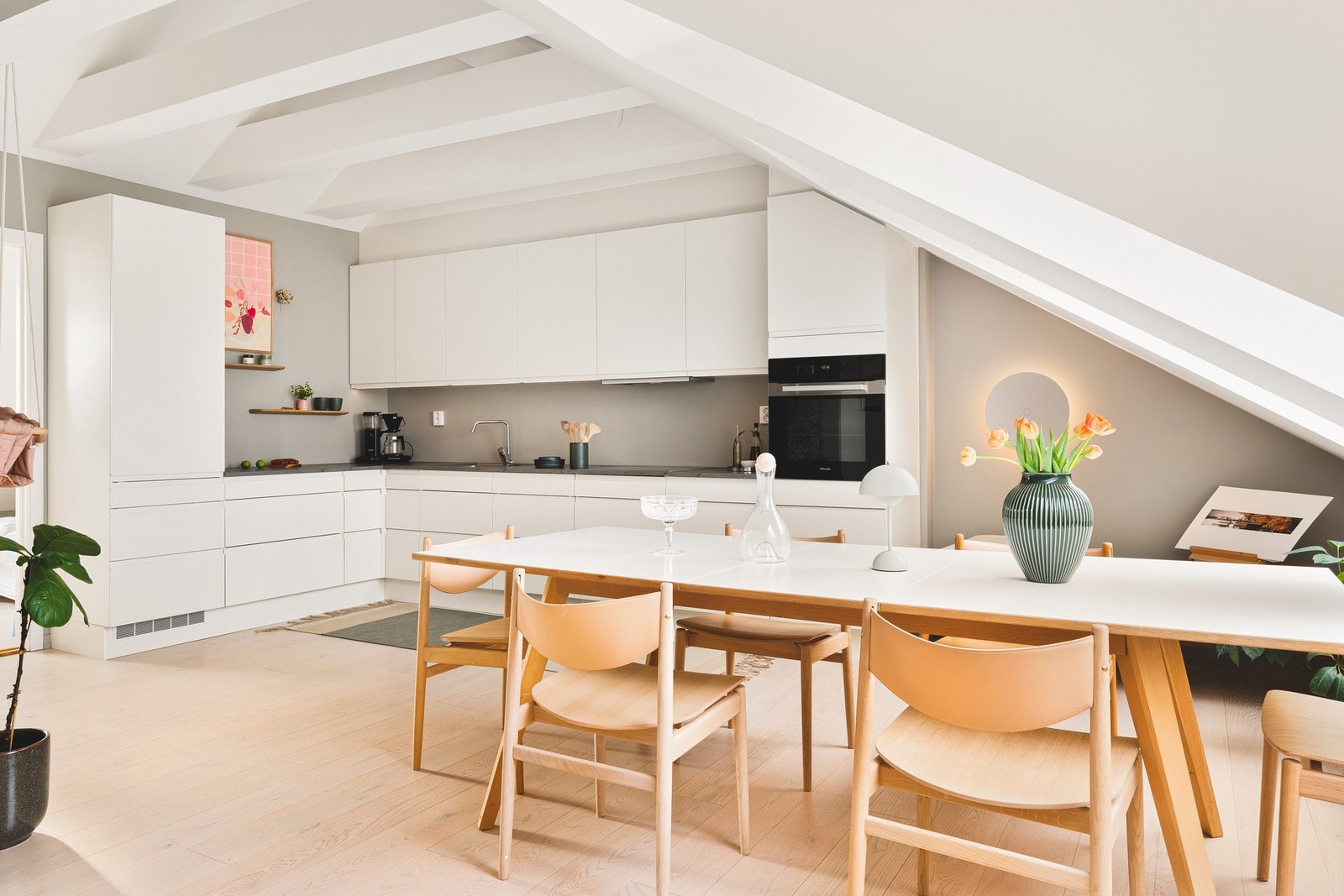 Kjøkkenet ligger i en delvis åpen løsning til stuen. Det ligger fint til i en egen sone med praktisk plassering til både spisegruppe og resten av stuen. Galleribilde