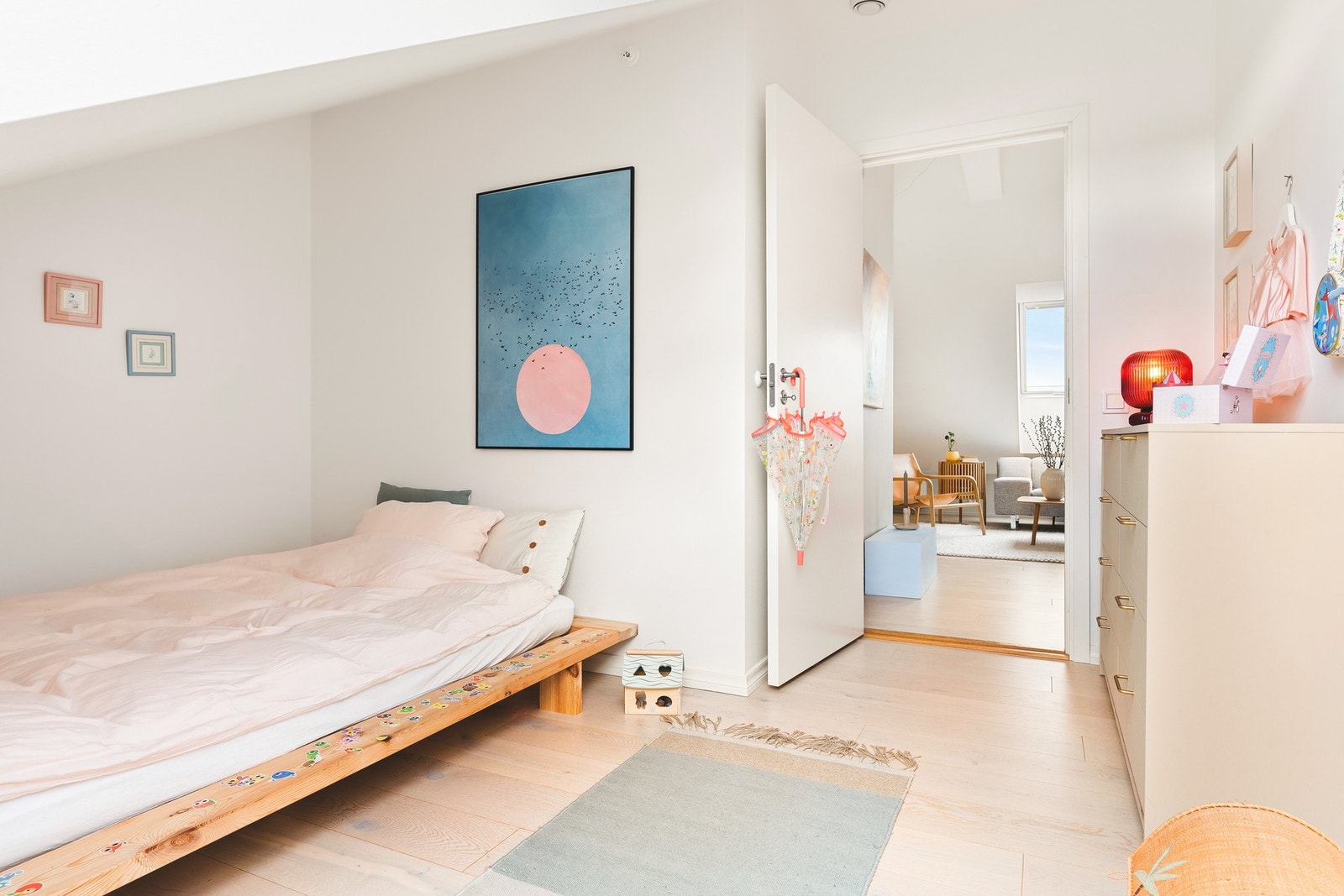 Rom nummer to kan likt med hovedsoverommet, innredes med dobbeltseng og ellers annet ønskelig møblement. Galleribilde