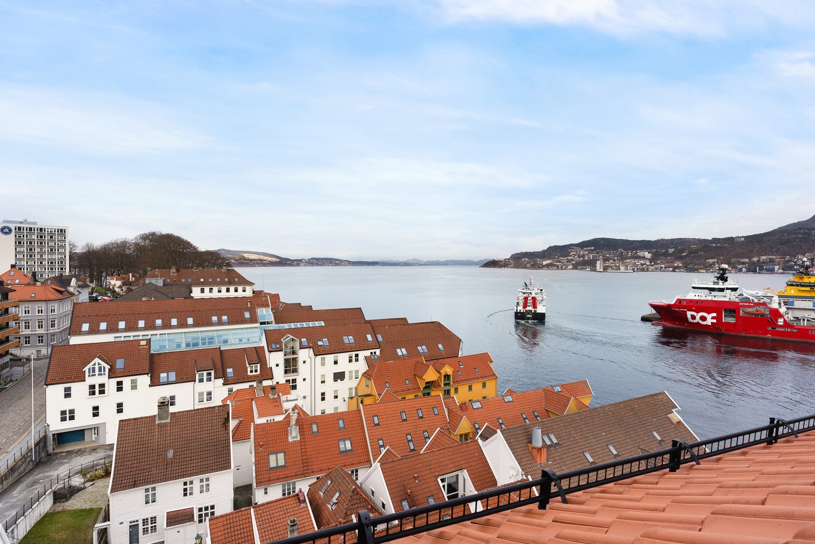Fra vinduene har du nydelig utsikt over byfjorden! Galleribilde