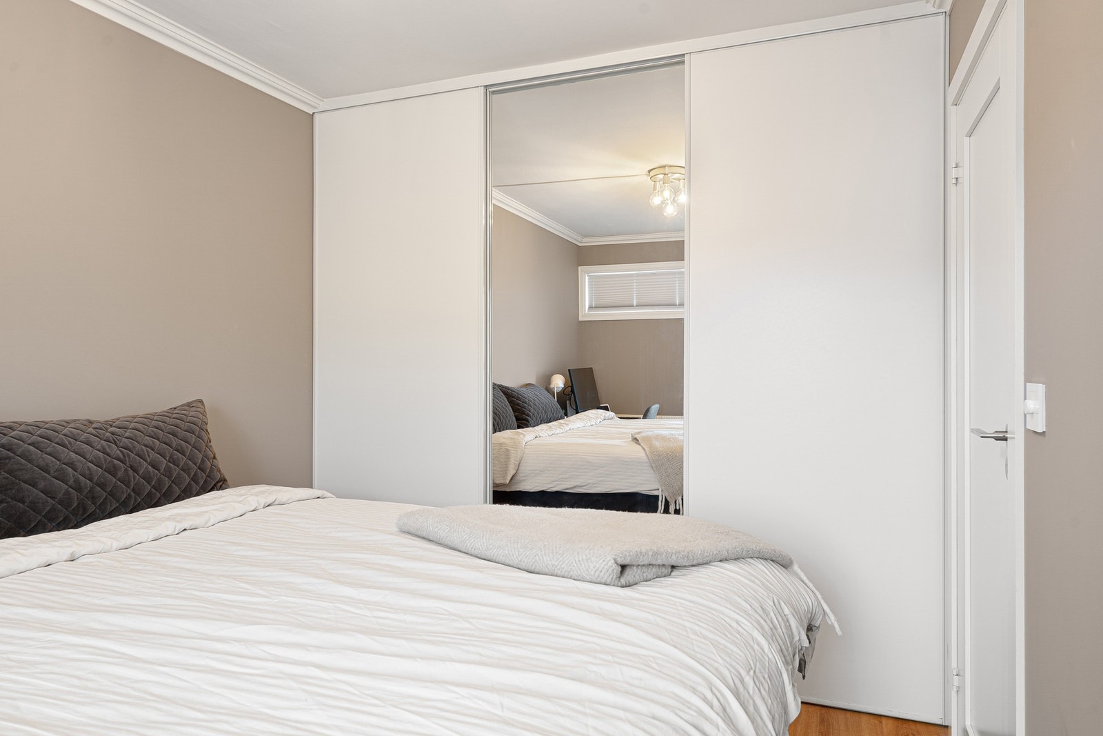 Integrert garderobe medfølger handelen. Galleribilde