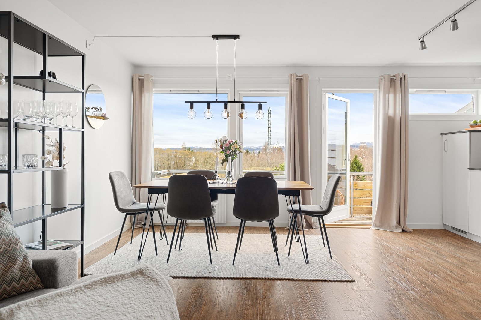 Her har du muligheten til å gå til anskaffelse av en romslig 2-roms leilighet med herlige sol- og utsiktsforhold. Galleribilde