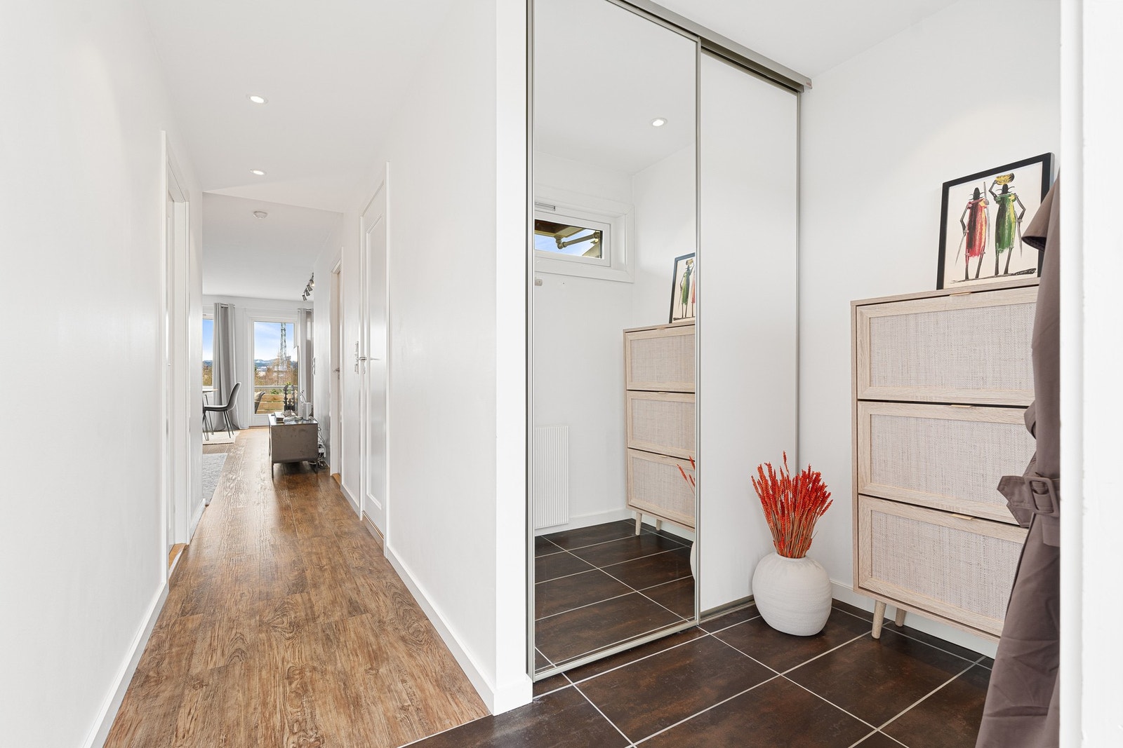 Entreen er flislagt og har gulvvarme. Galleribilde