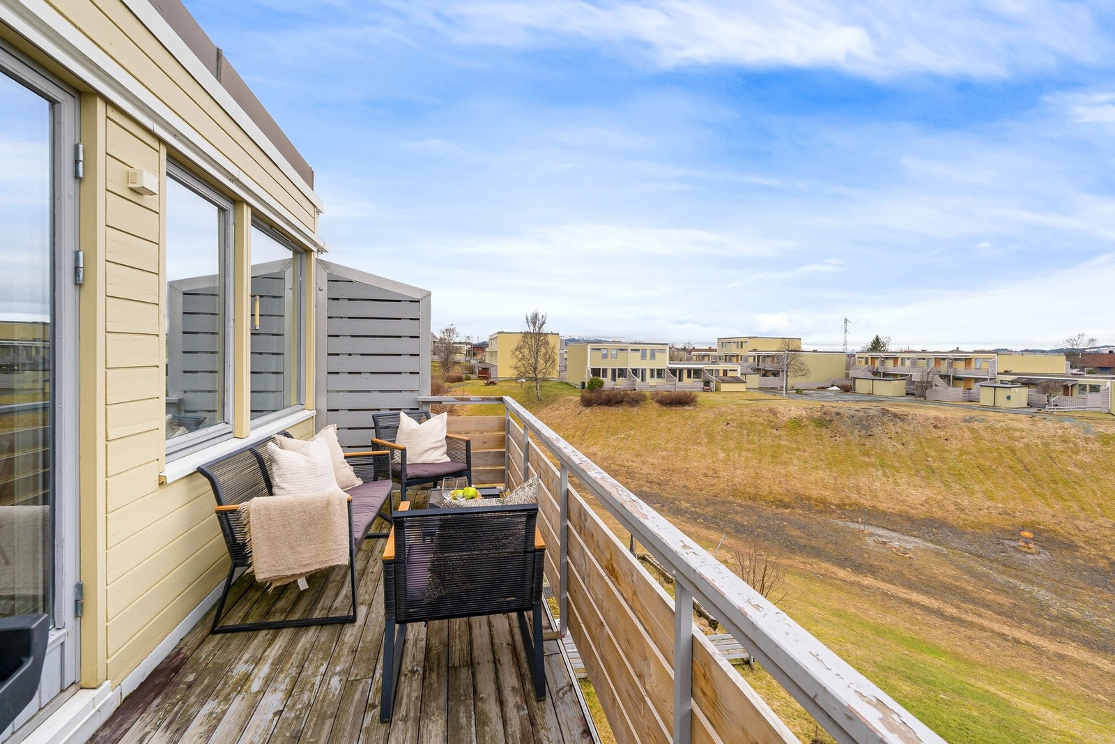 Fra stuen har du utgang til en romslig balkong som har godt med plass for utemøblement og grill. Galleribilde