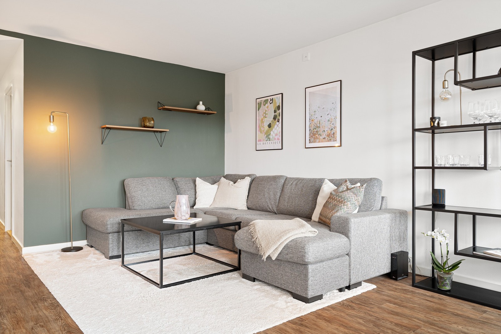 Parkering på borettslagets biloppstillingsplasser. Mulighet for leie av garasjeplass. Galleribilde