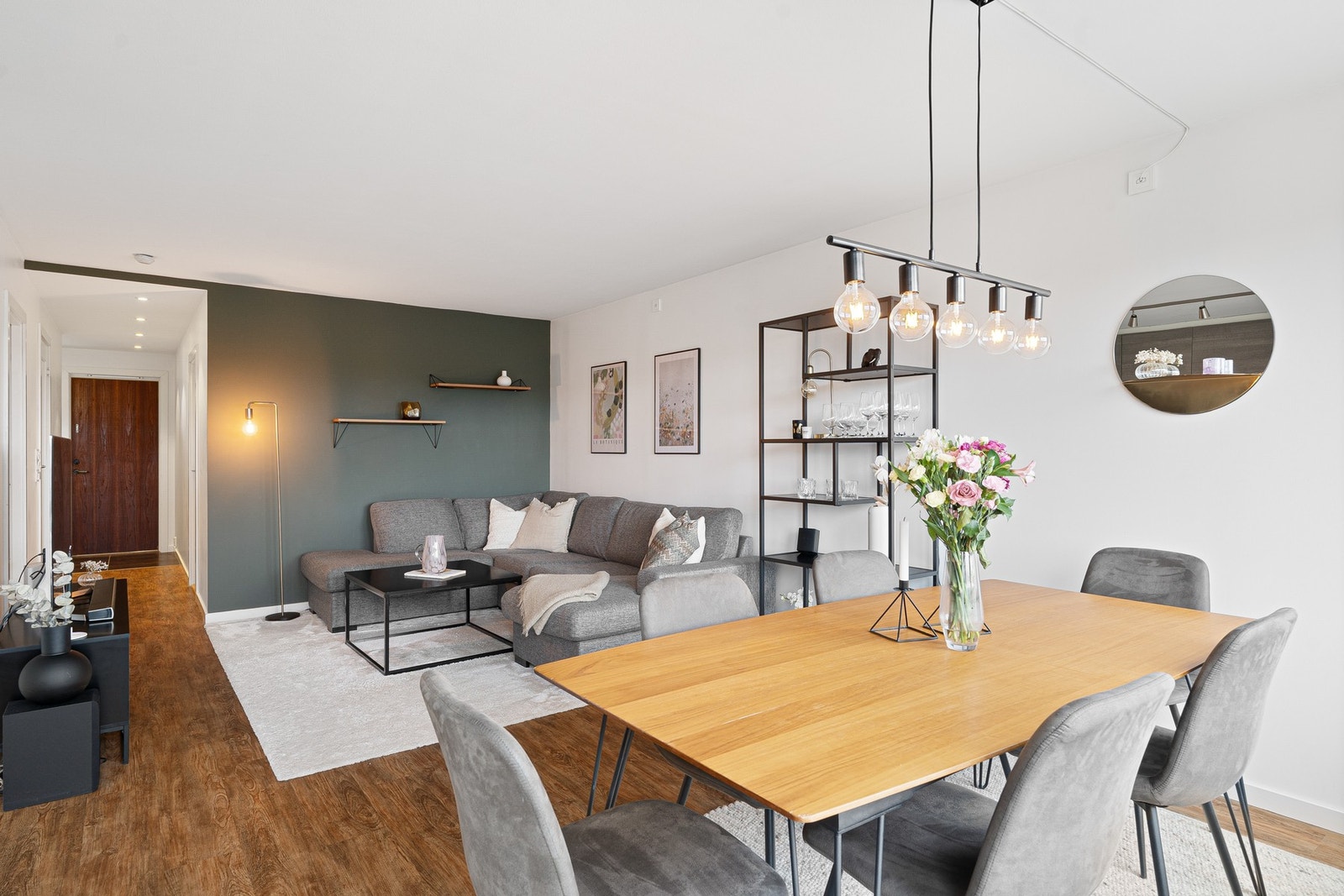 Det er laminat på alle gulv med unntak av bad og gang som er flislagt. Galleribilde