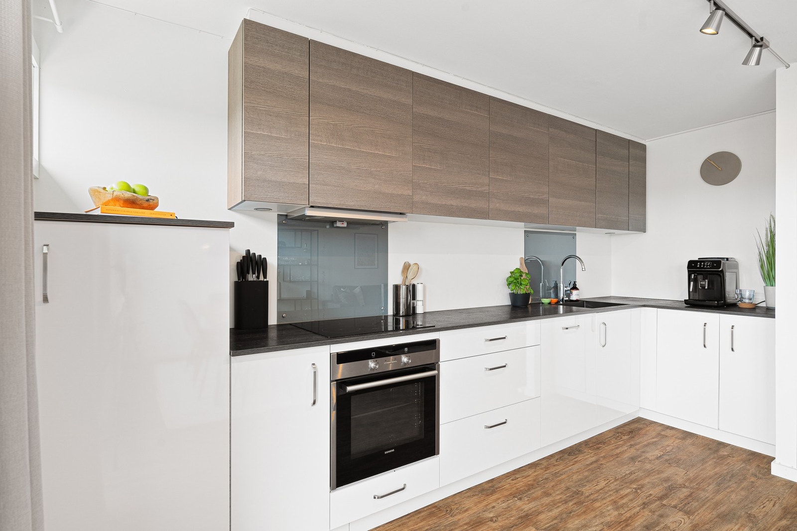 Kjøkkenet har integrert kjøleskap, platetopp, stekeovn og oppvaskmaskin. Galleribilde