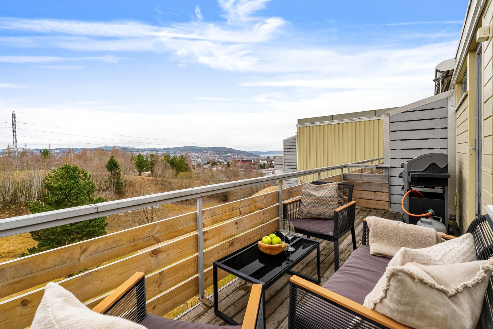Balkongen er sørvestvendt og kan skilte med herlige sol- og utsiktsforhold. Galleribilde