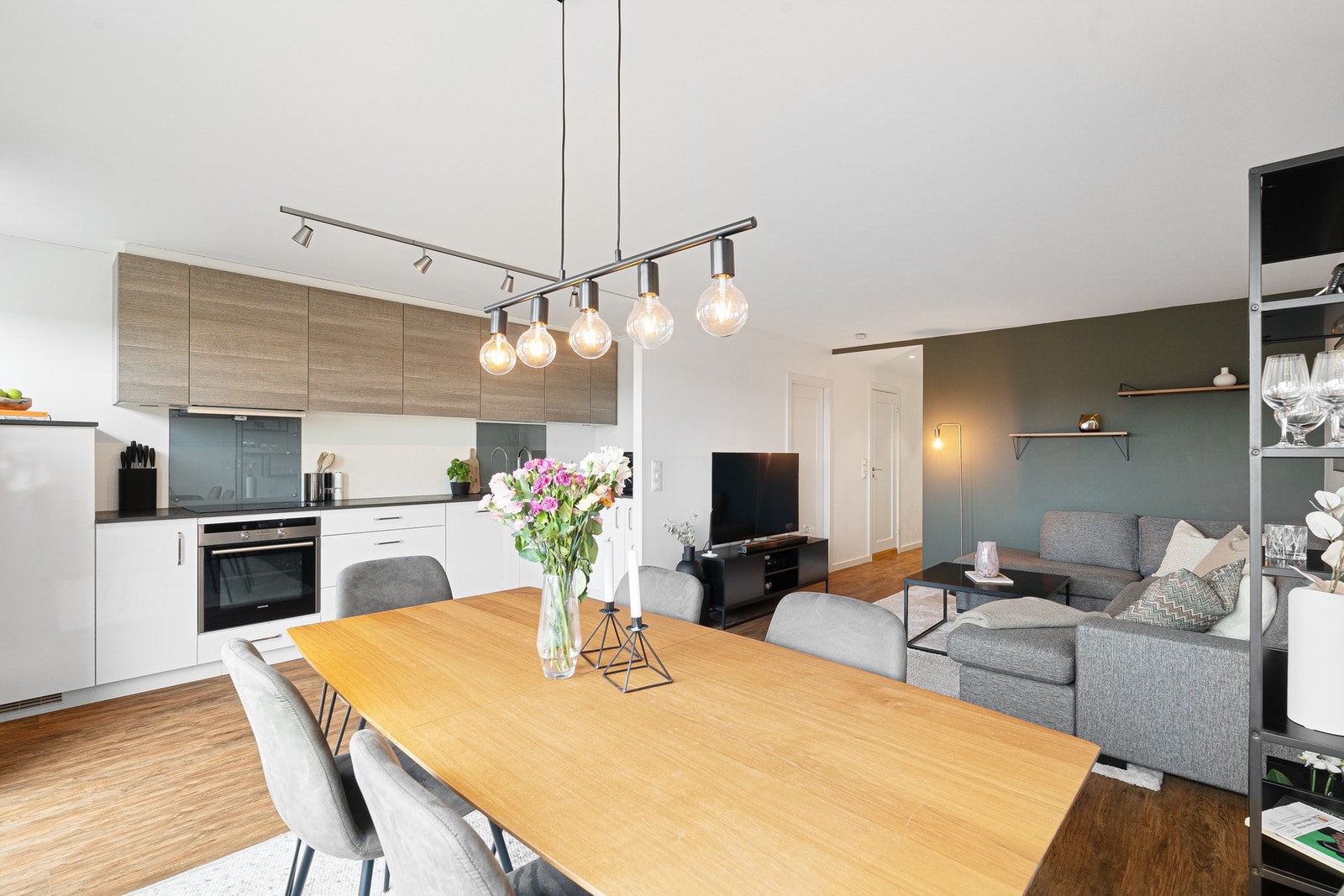 Leiligheten ble nærmest totalrenovert i 2014 og holder en gjennomgående pen standard. Galleribilde