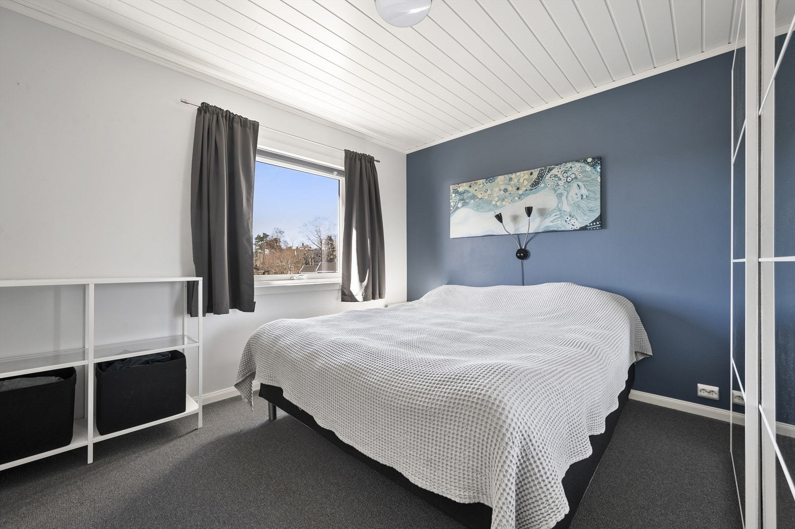 Lekkert soverom med skyvedørsgarderobe. Galleribilde