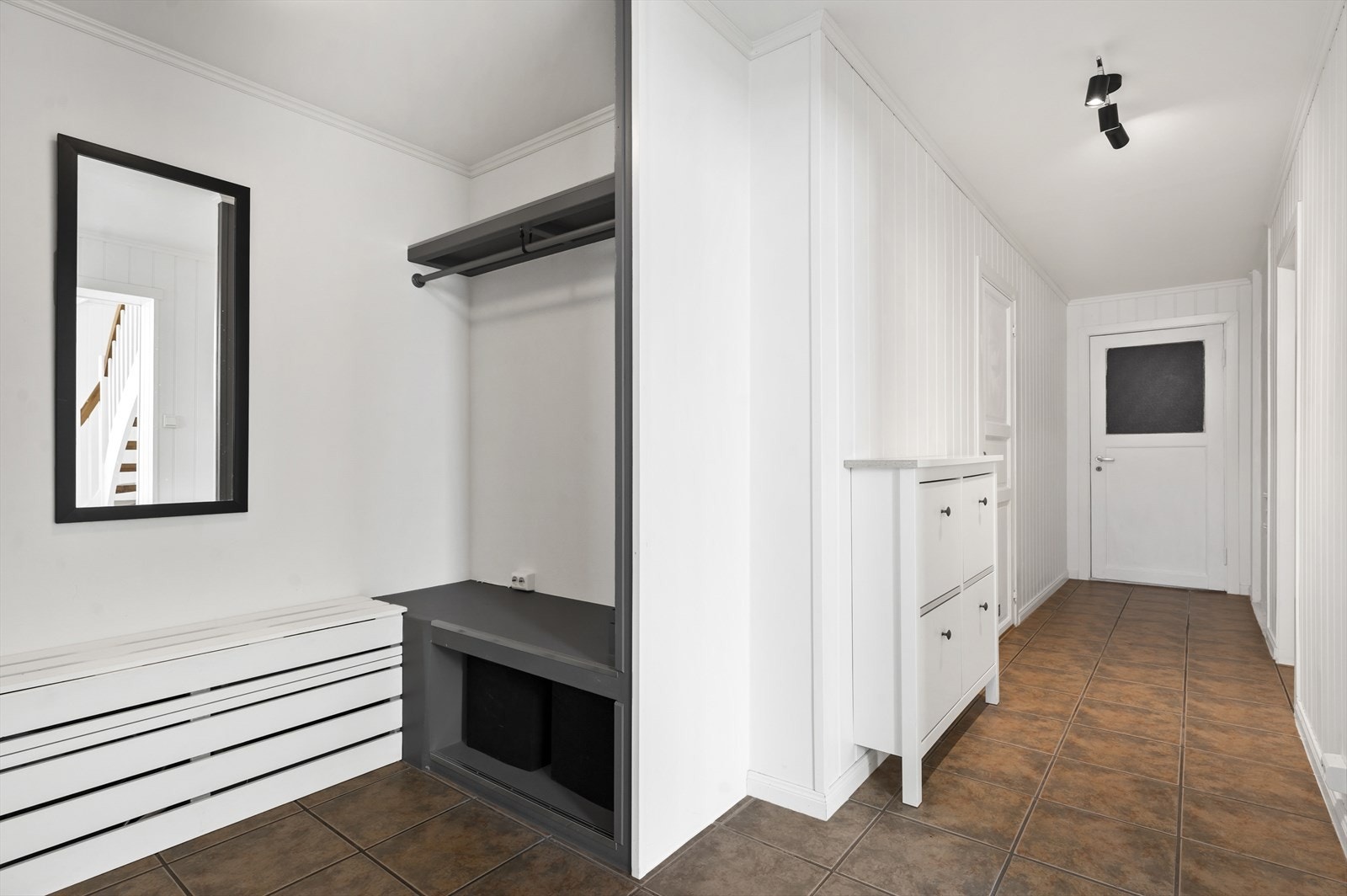 Det er god plass til tilleggsmøblement i gang. Galleribilde