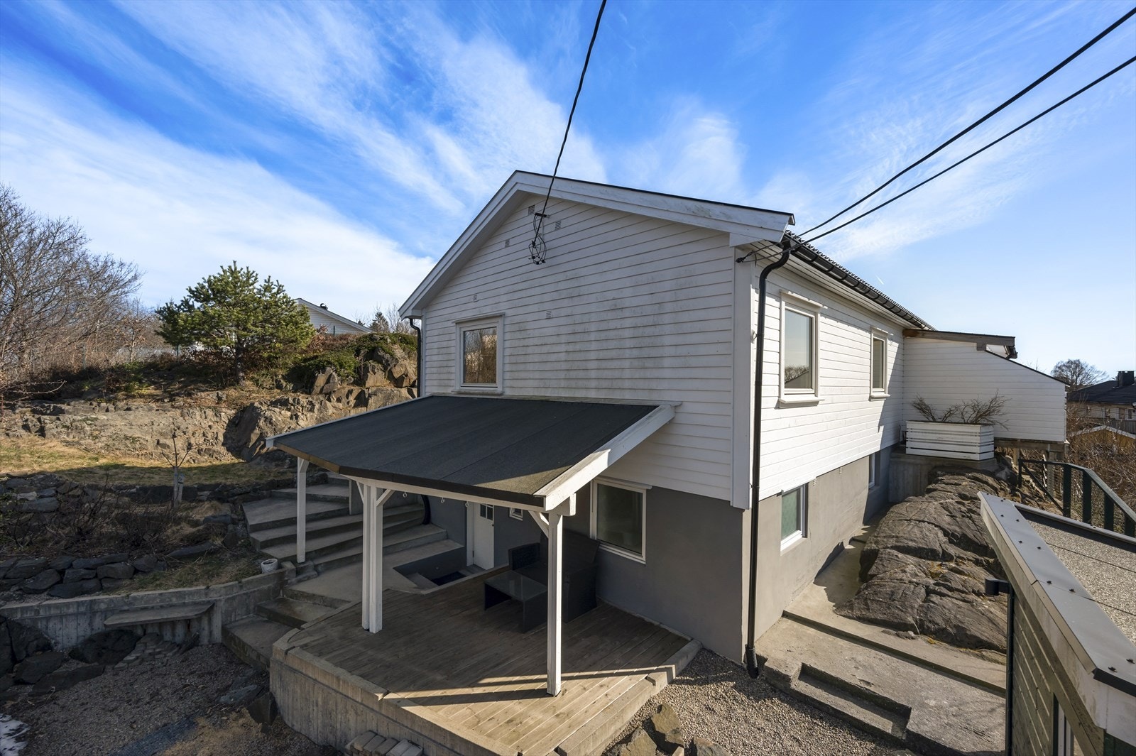 Boligen har flotte uteområder og flere soner rundt boligen. Galleribilde