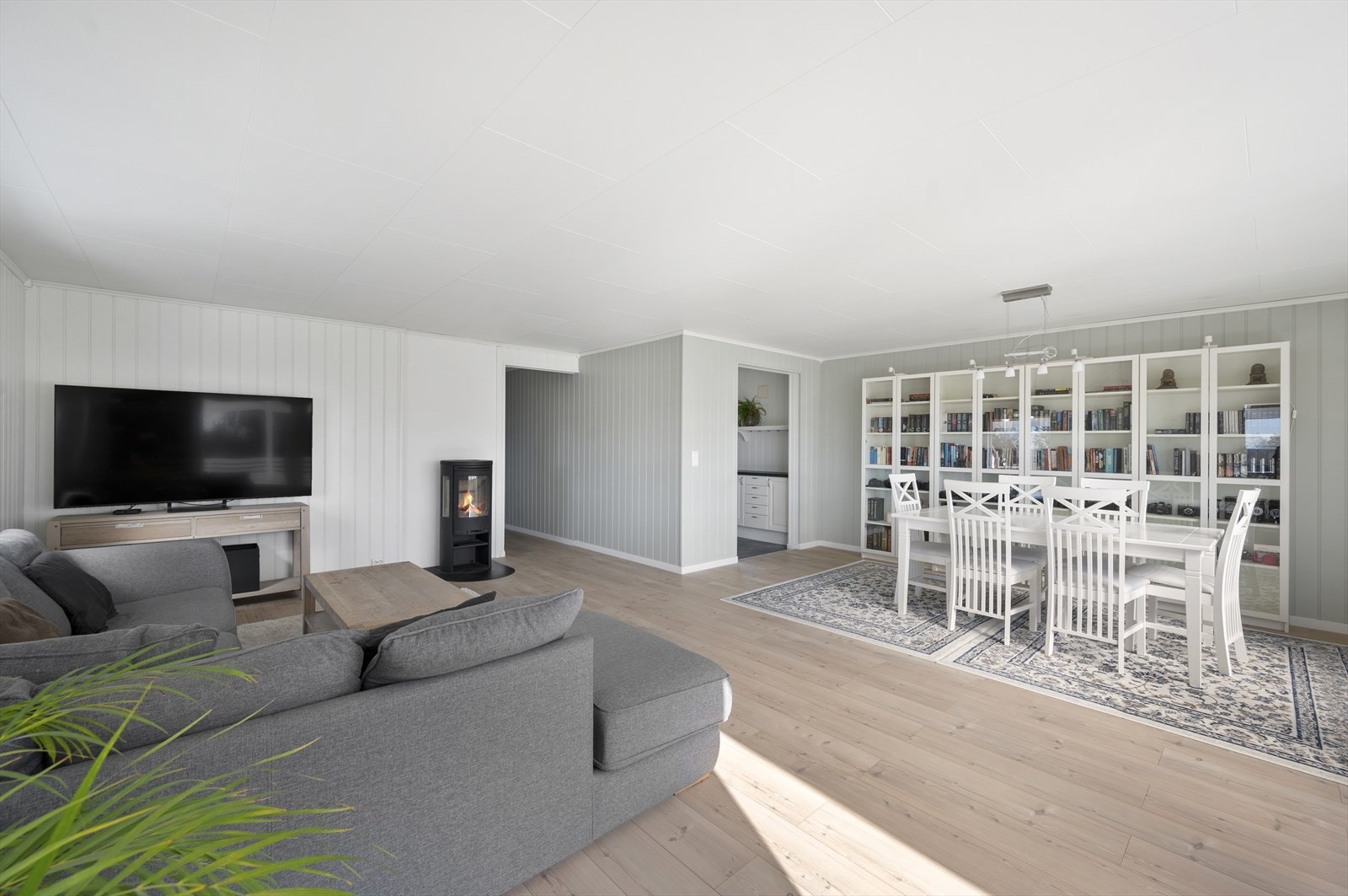 Stue kan deles inn i dagligstue og spisestue. Perfekt for småbarnsfamilier og sosiale sammenkomster. Galleribilde