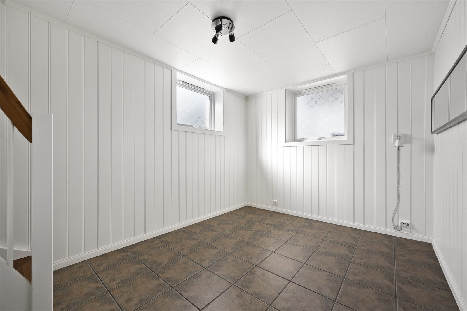 Gang i underetasje. Galleribilde