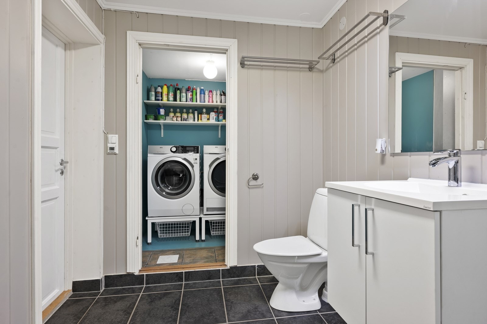 Innbydende bad med direkte adgang til vaskerom. Galleribilde