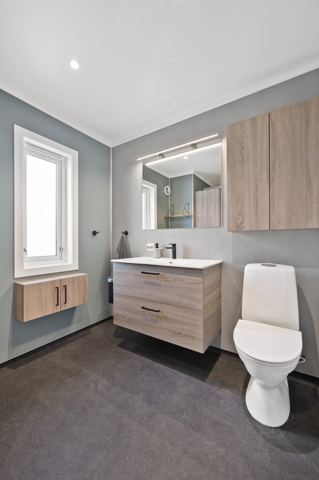 På badet er det god plass til oppbevaring. Galleribilde