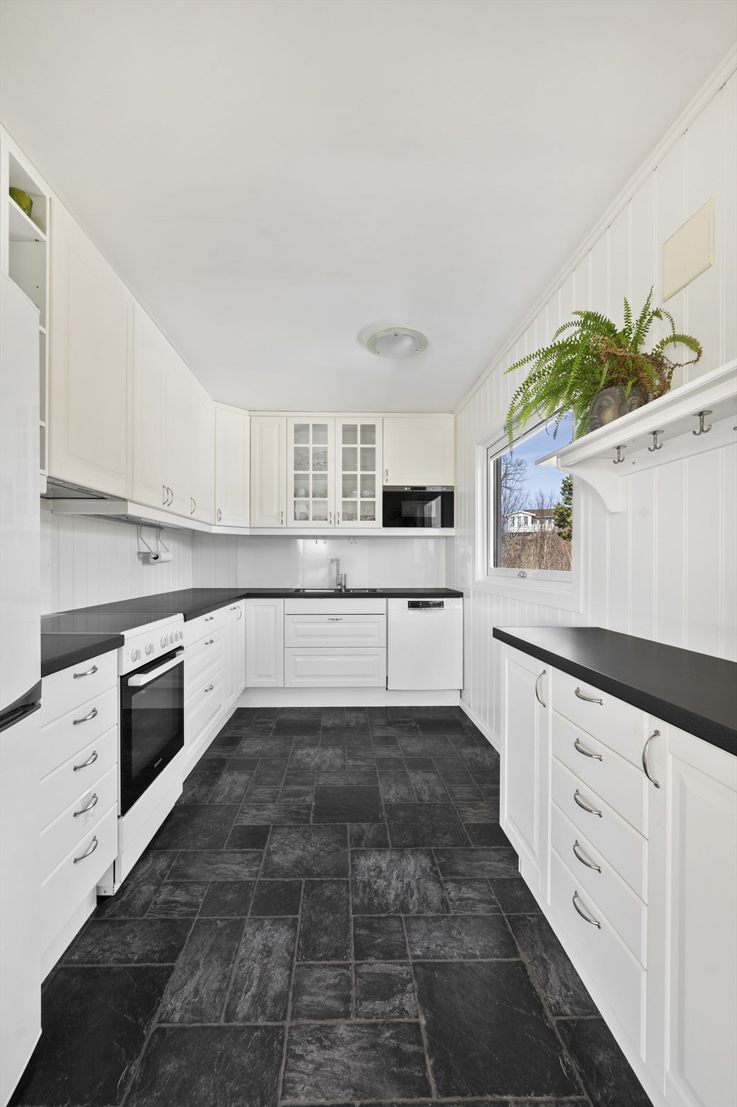 Kjøkkenet har god benkeplass og rikelig med skap. Galleribilde