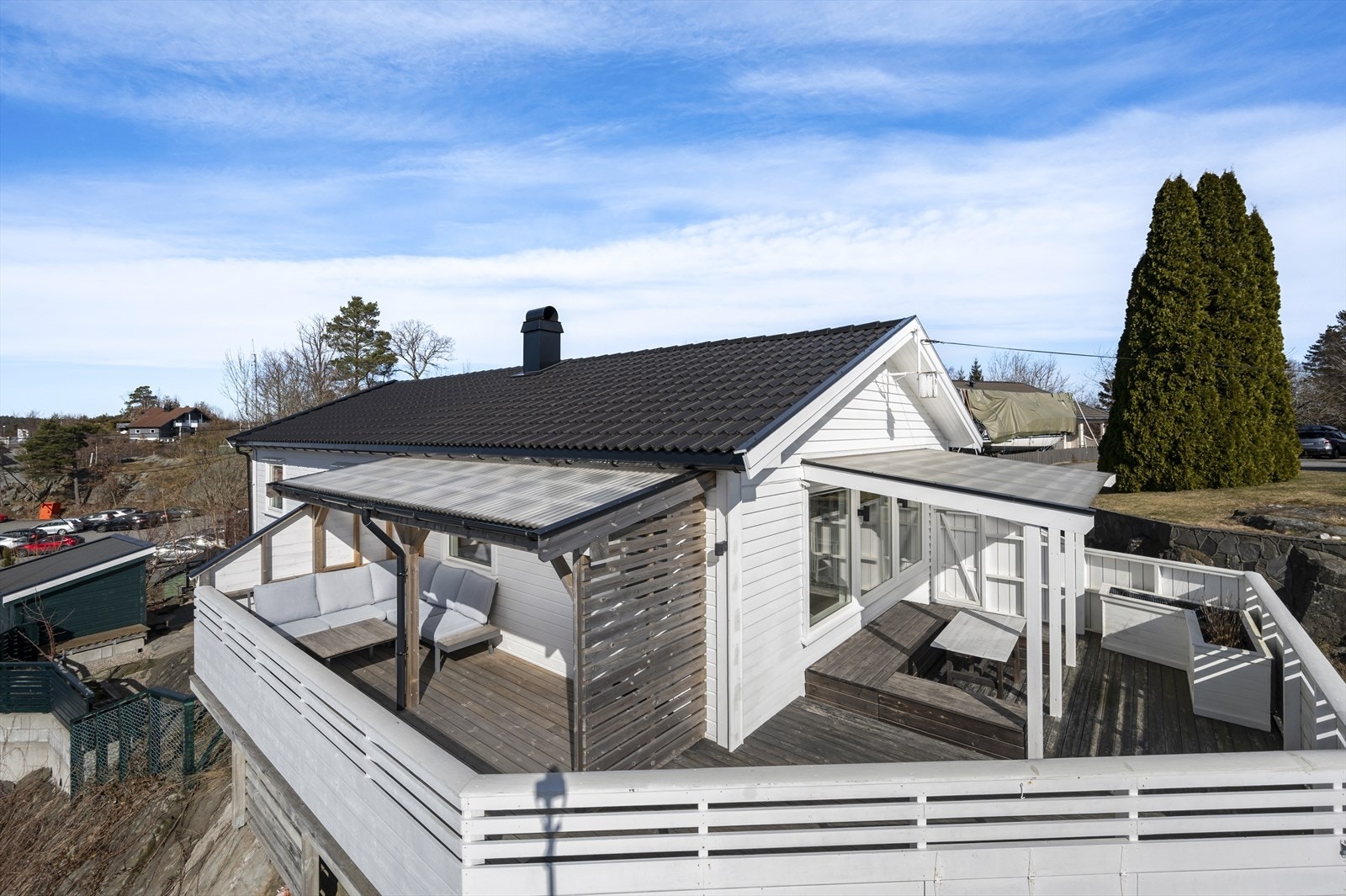 En innholdsrik enebolig på høyde i solrike omgivelser et steinkast unna Moltemyr skole. Galleribilde