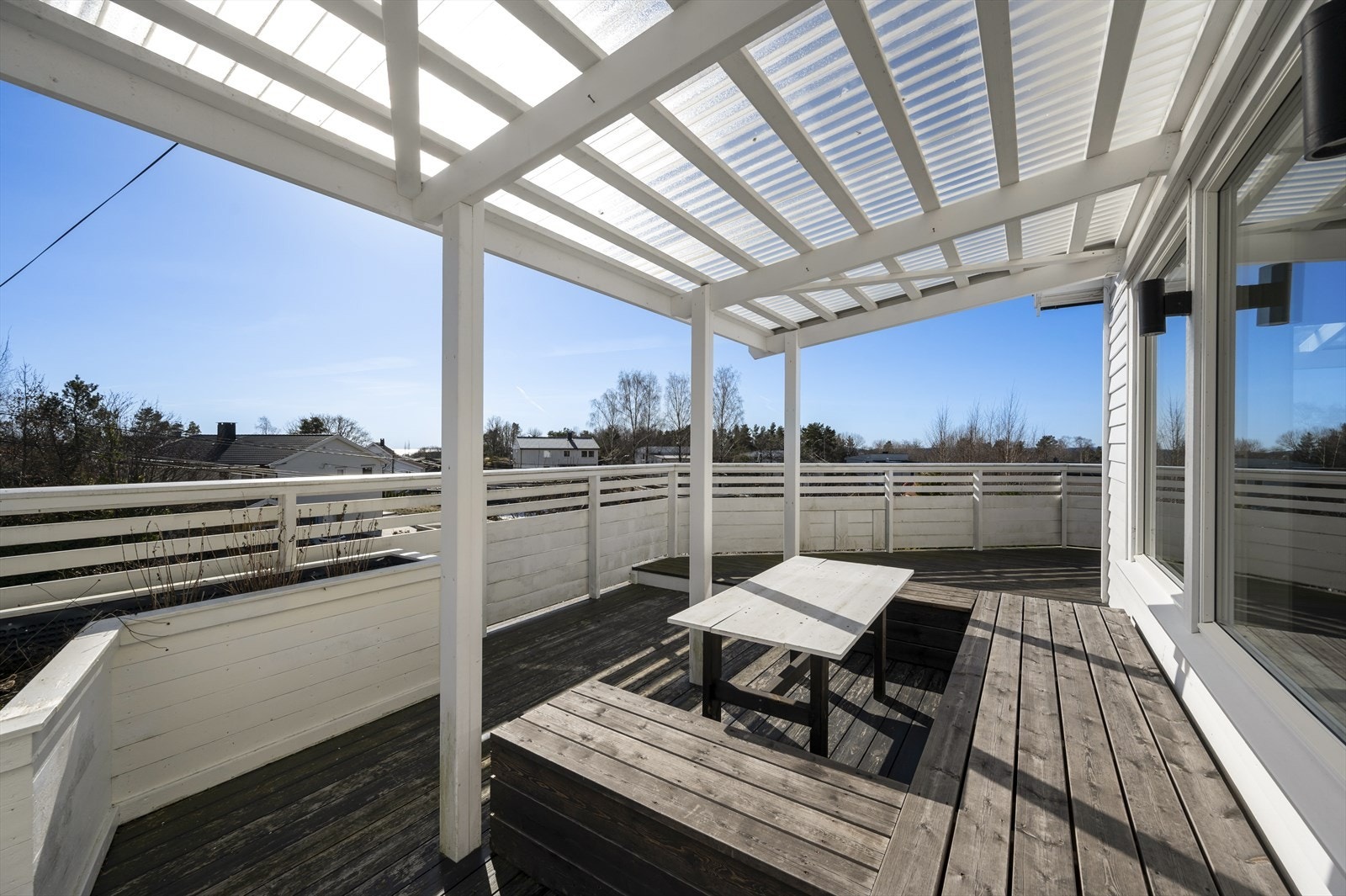 Solrik veranda med pergola. Galleribilde